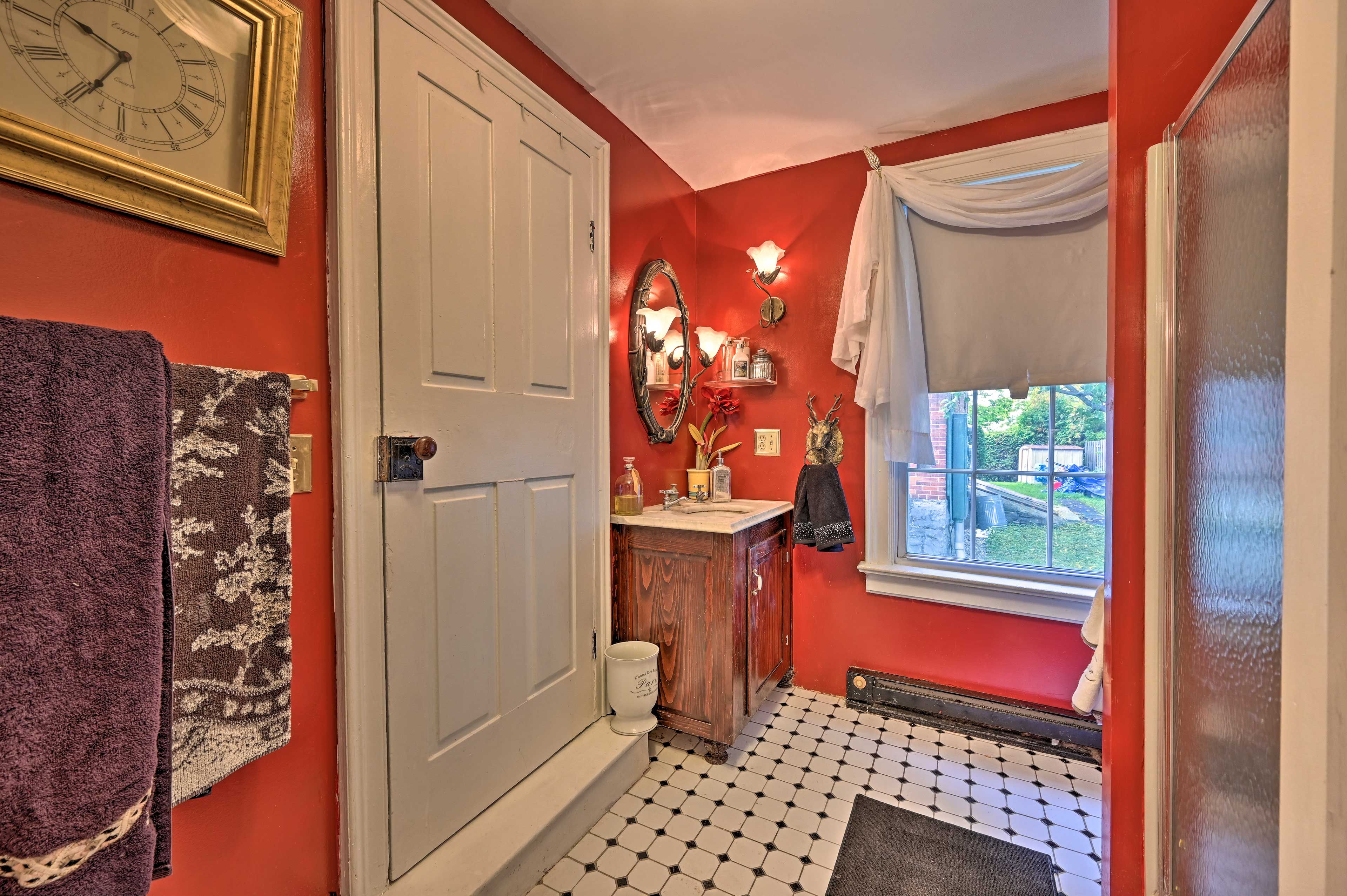 Full Bathroom | Towels & Linens Provided