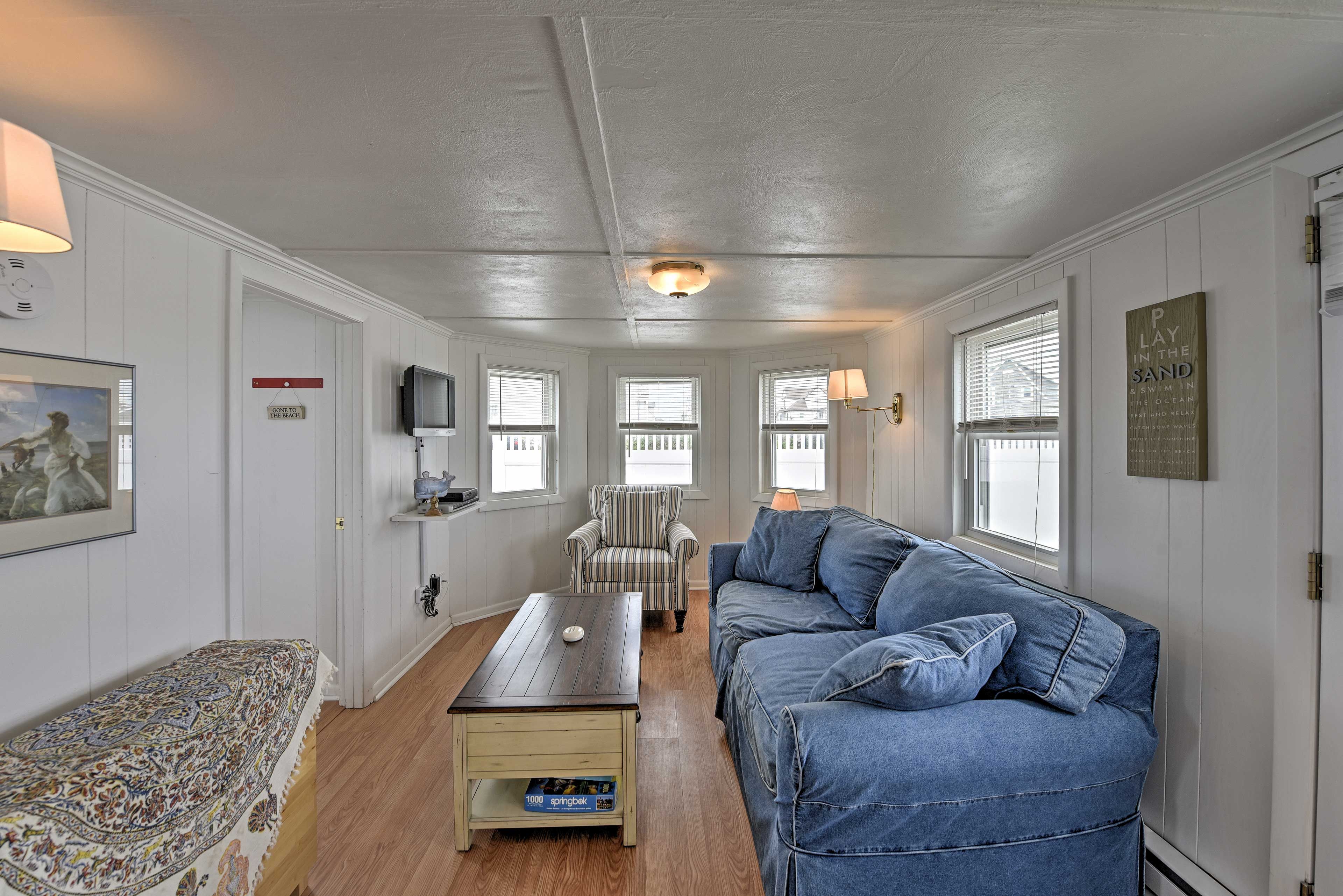 Living Room | Free WiFi | Cable TV | Central A/C | Sleeper Sofa