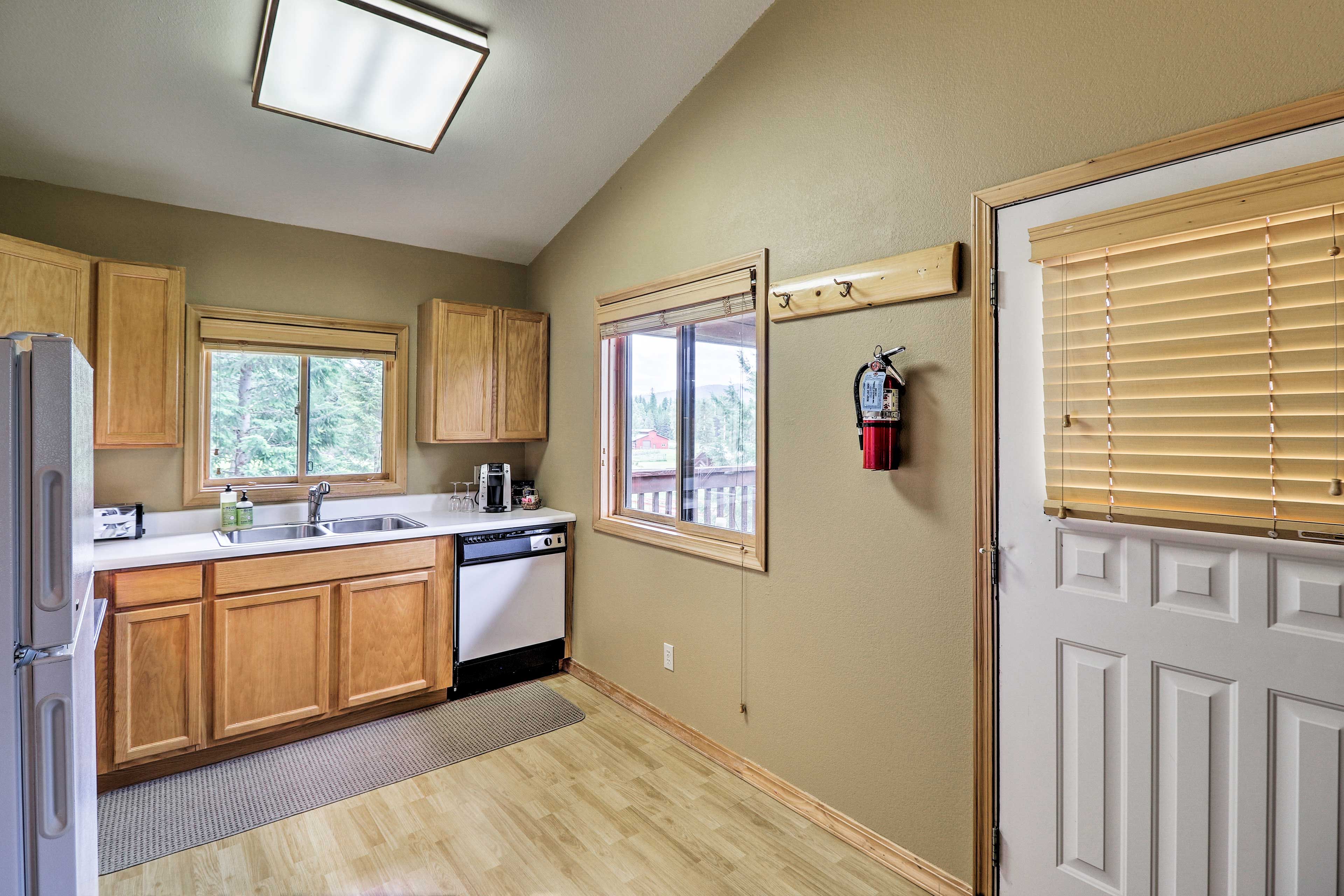 The fully equipped kitchen has everything you need.