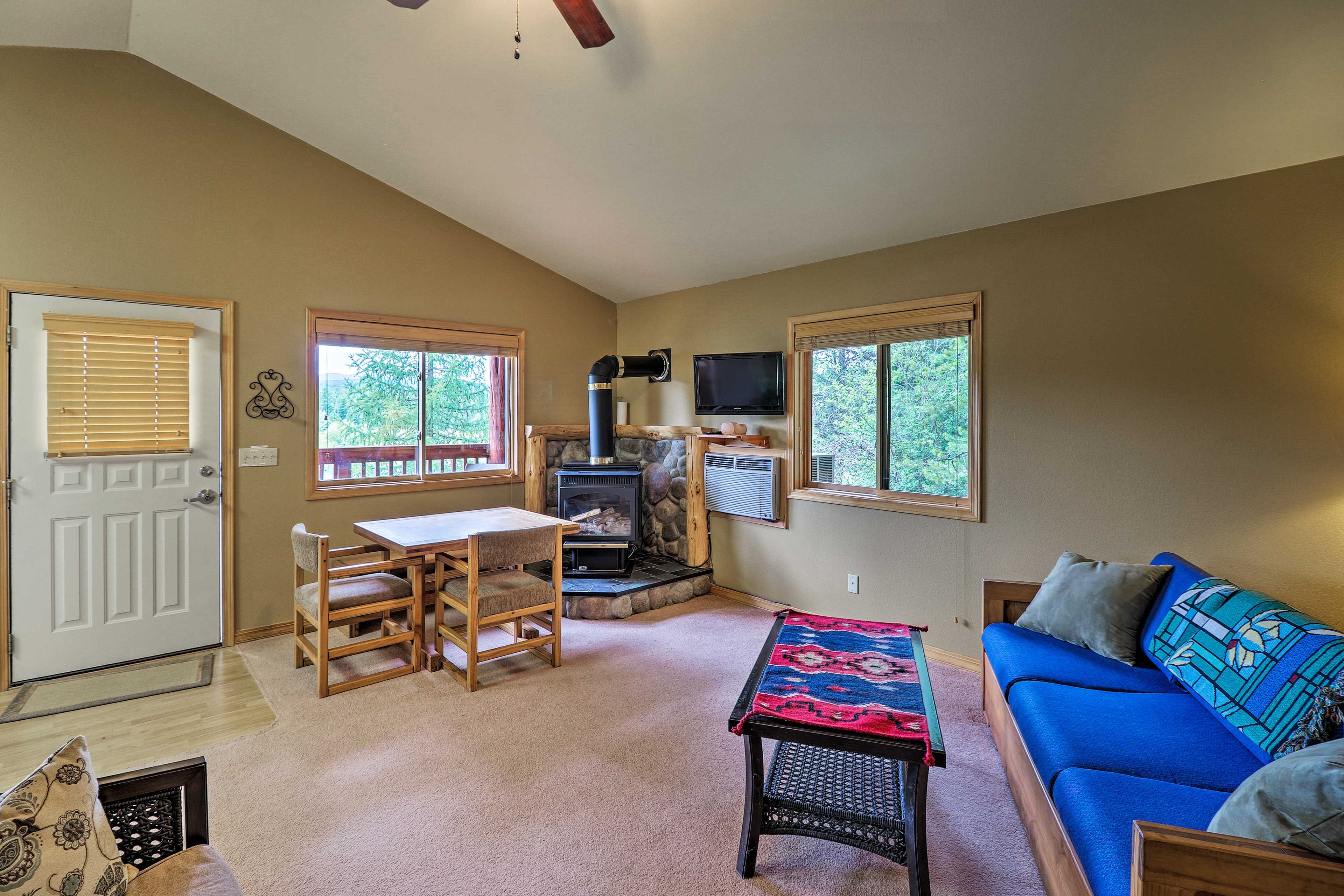 The ceiling fan and wall-unit A/C will keep you cool.