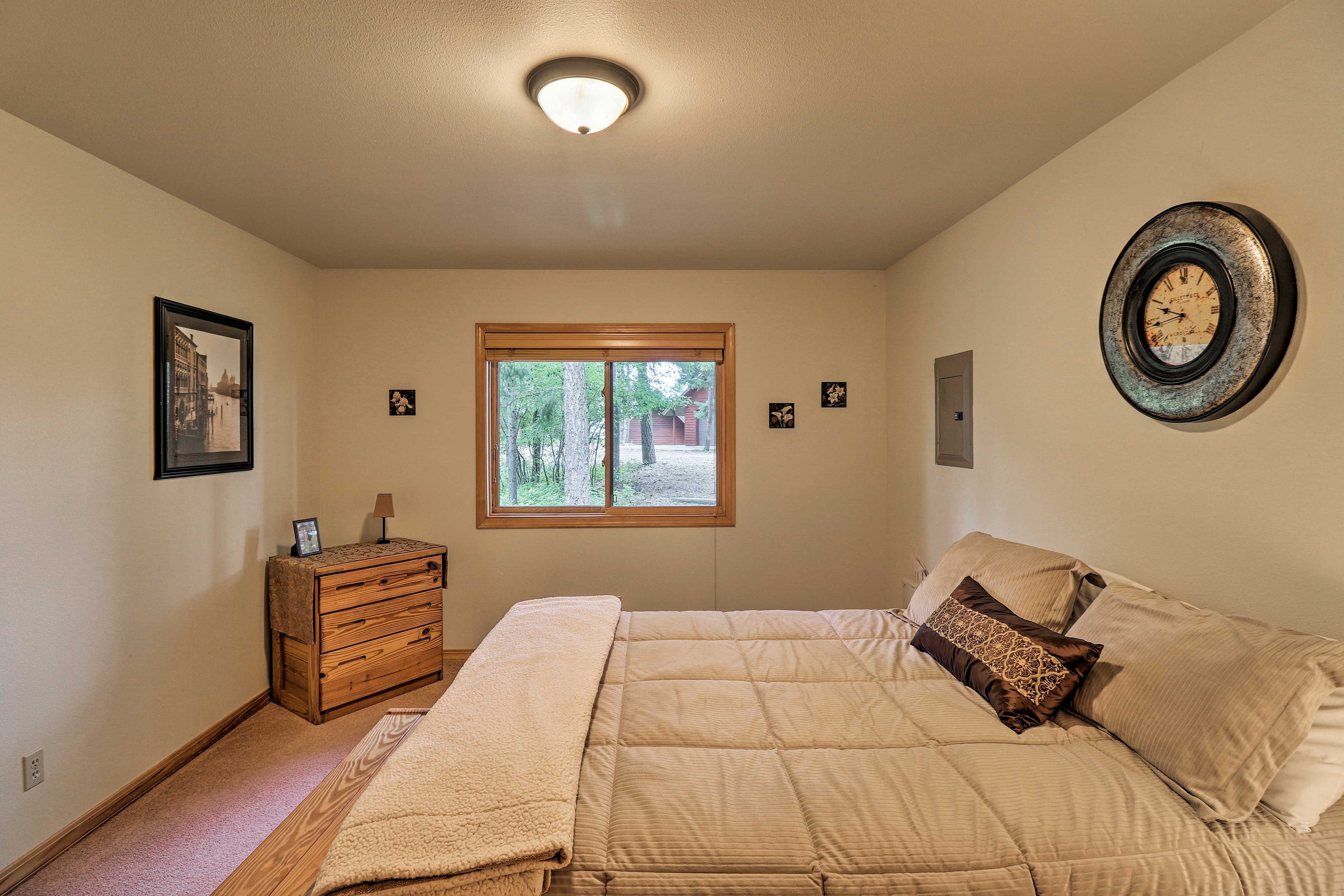 The room includes a queen bed.