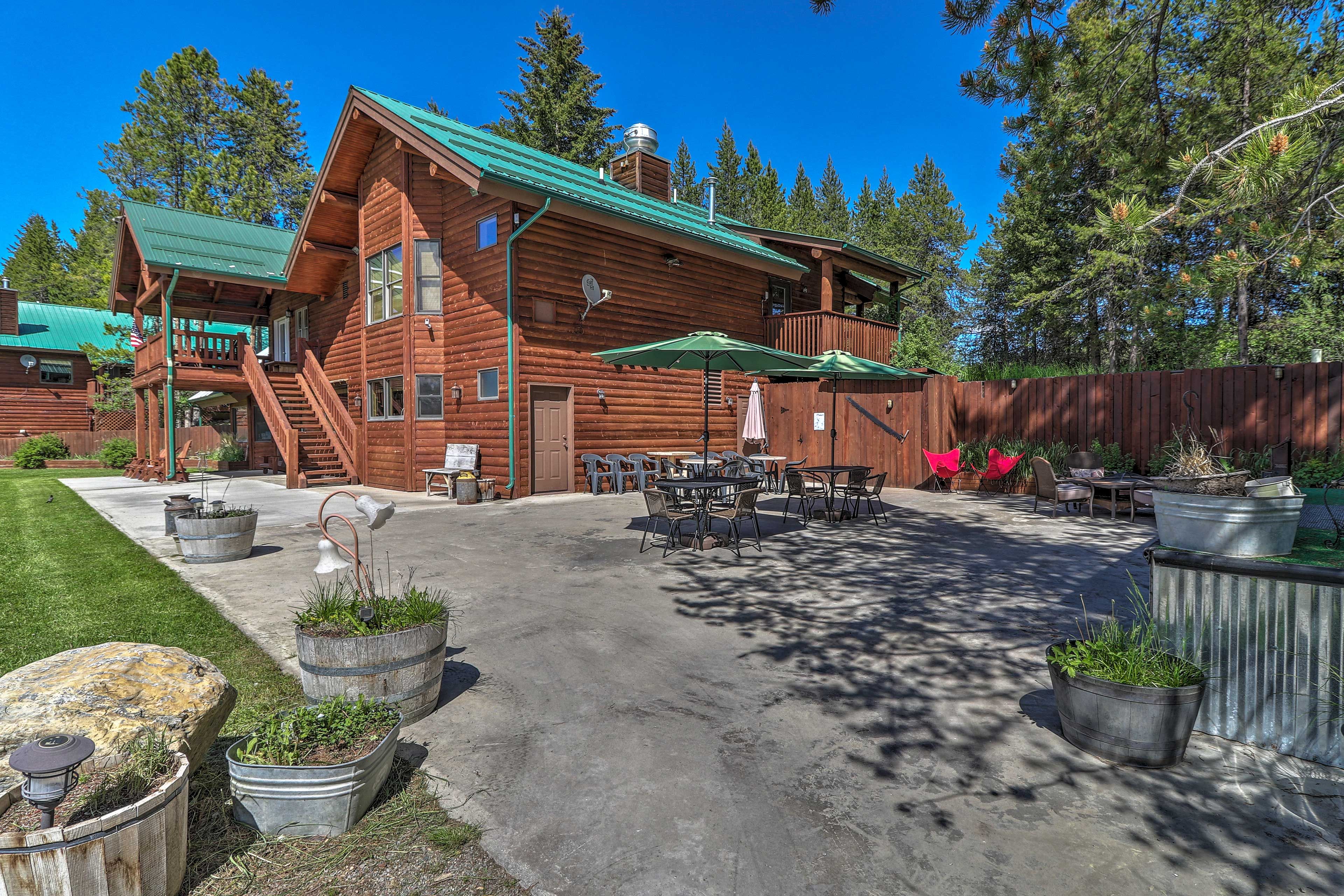 Community amenities include plenty of seating areas.