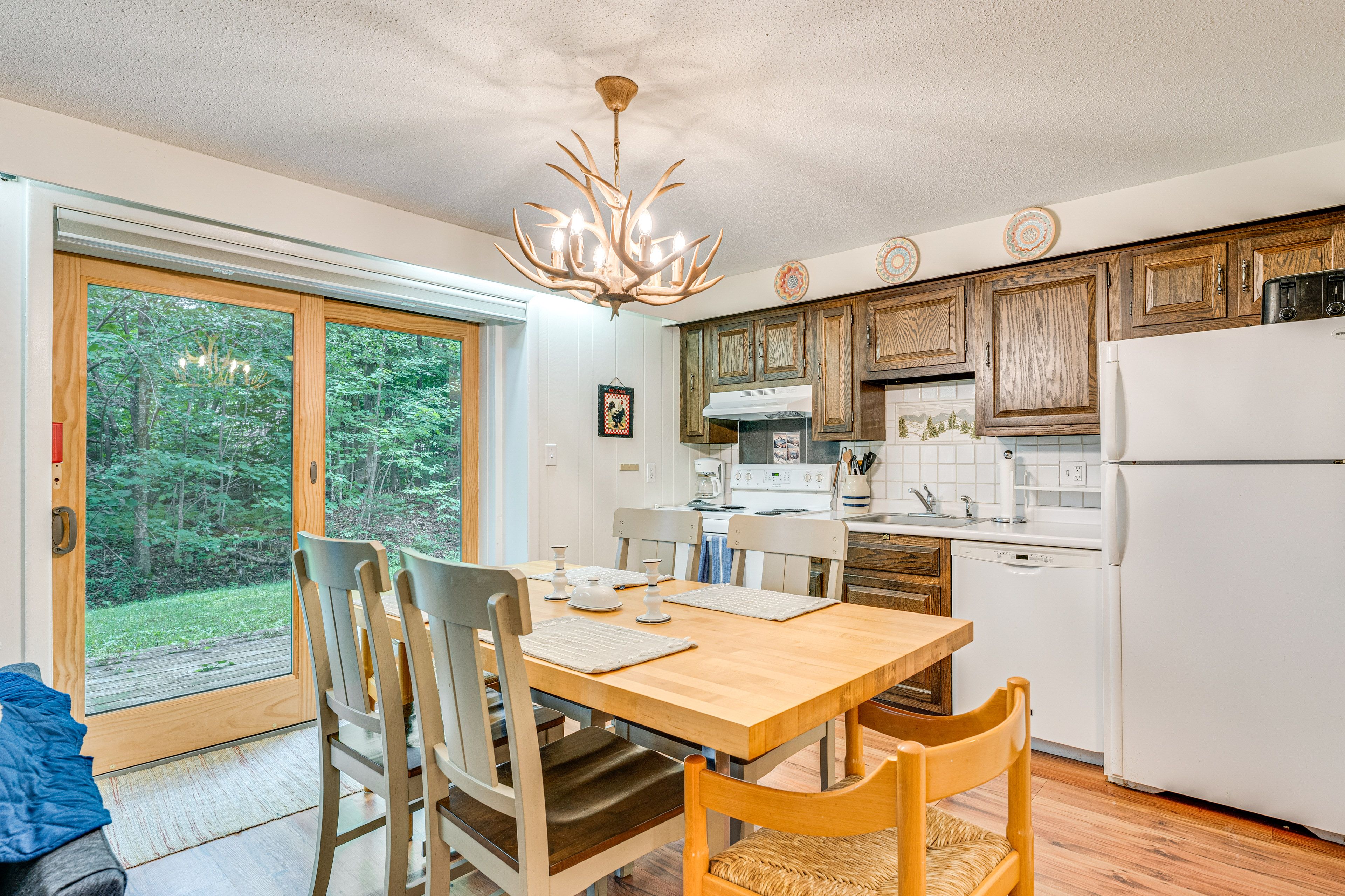 Dining Area | Dishware/Flatware Provided