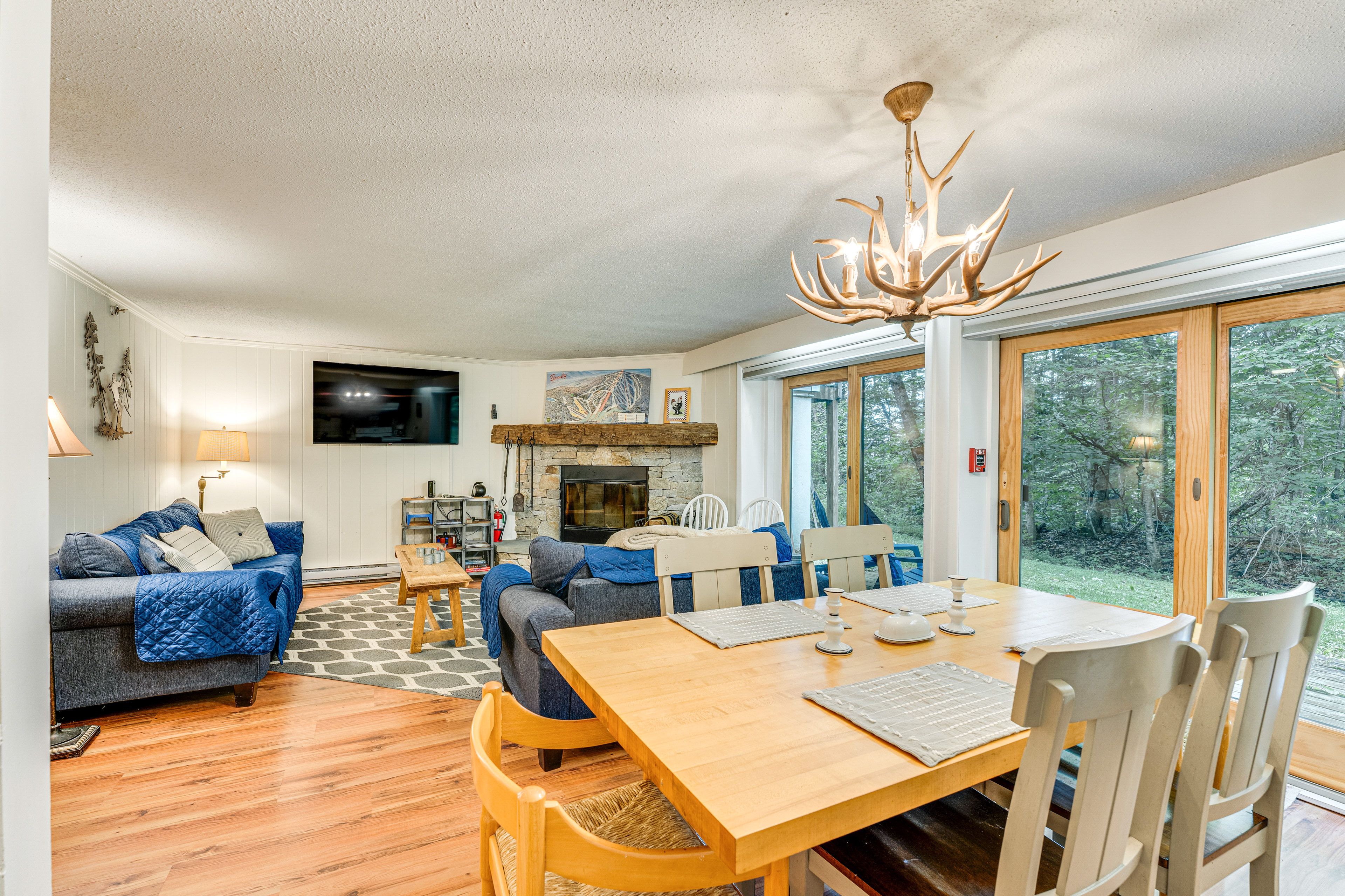 Dining Area | Dishware/Flatware Provided