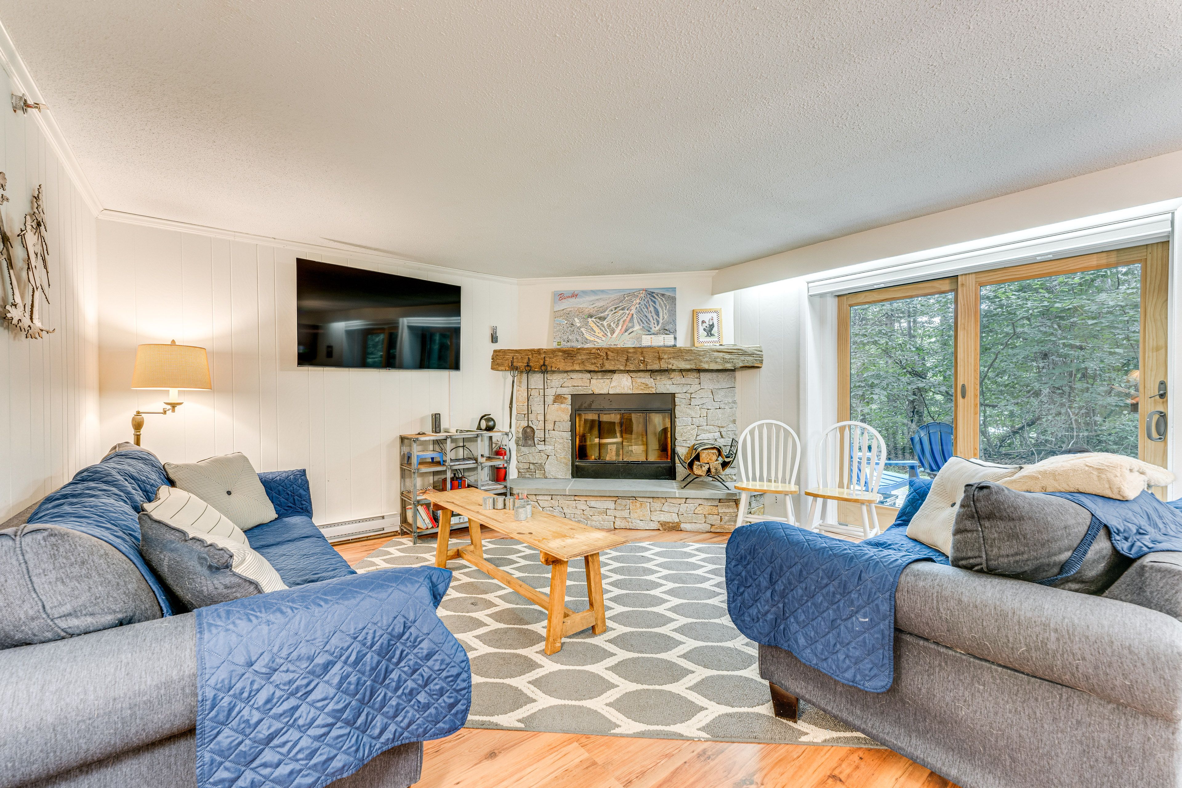 Living Room | Smart TV | Fireplace