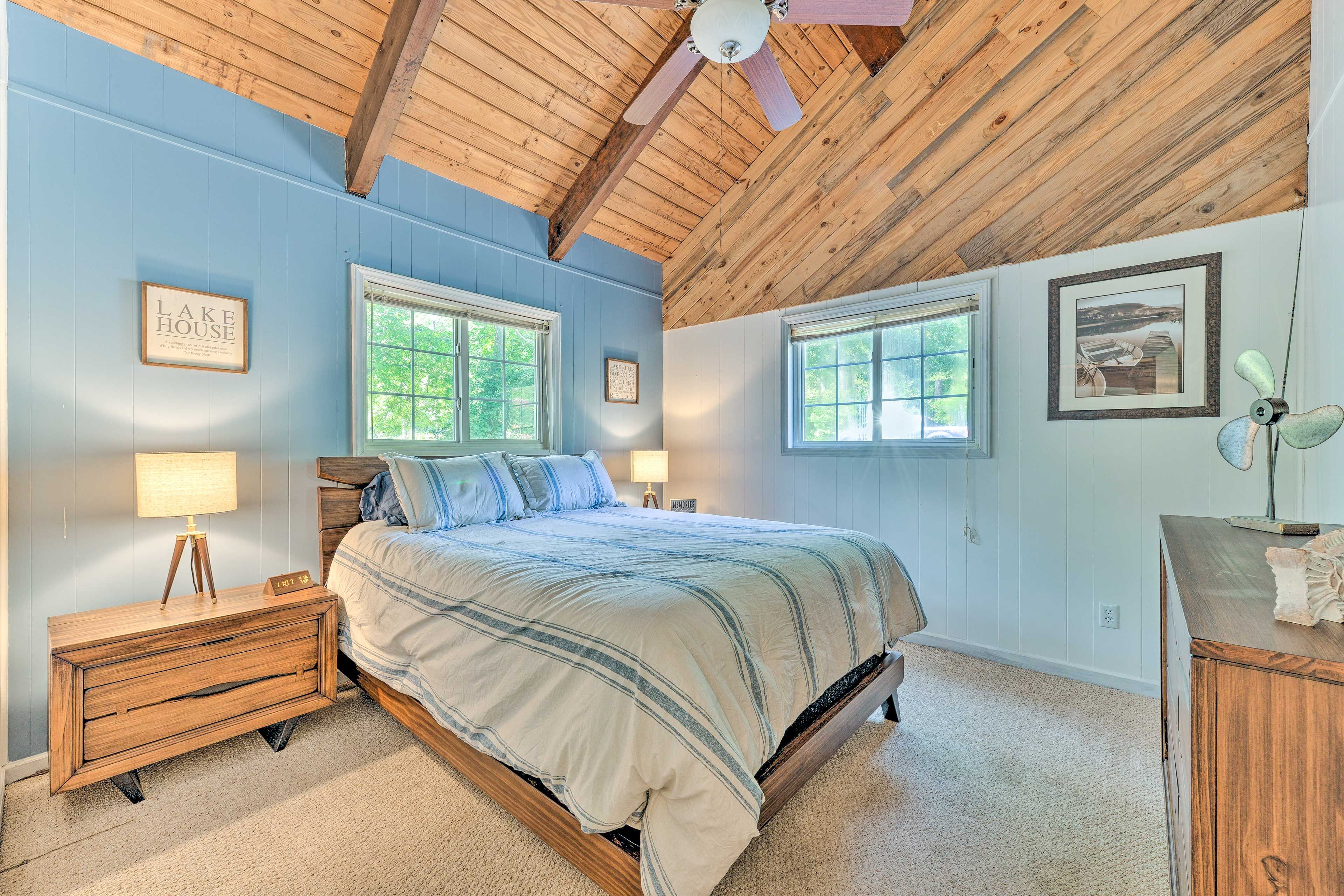 Bedroom 2 | Queen Bed | Main Floor