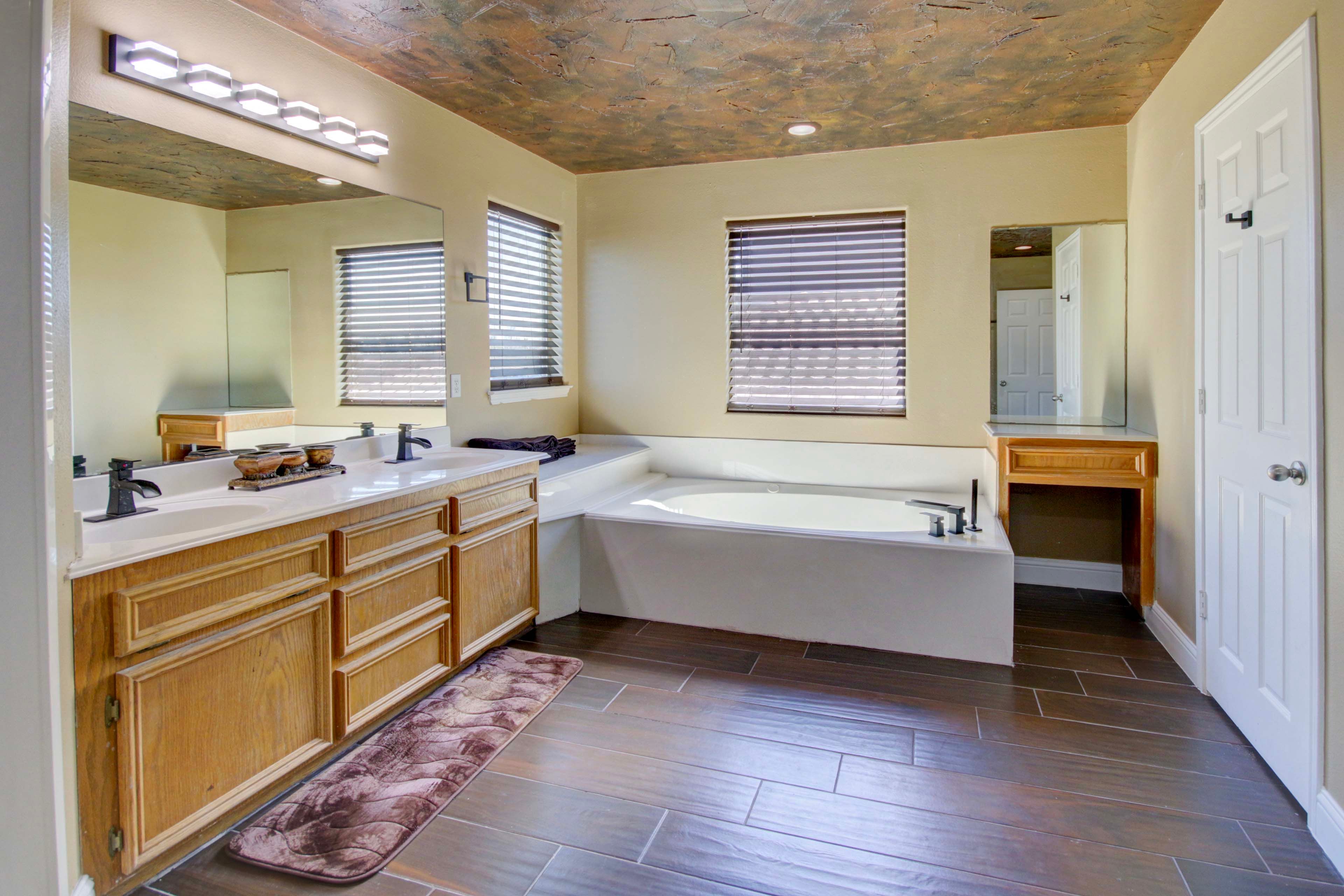 En-Suite Bathroom | Towels Provided