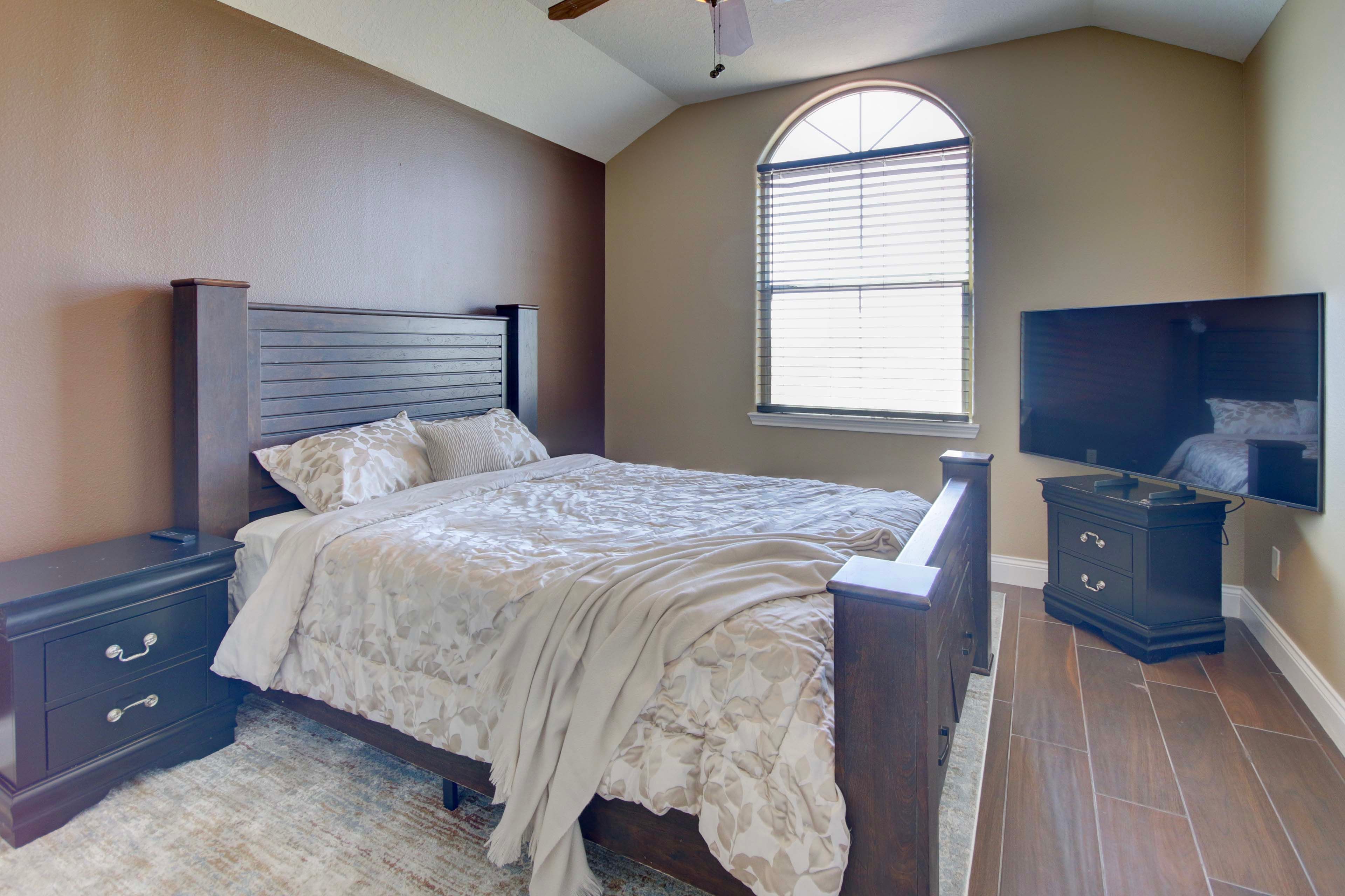 Bedroom 3 | Queen Bed