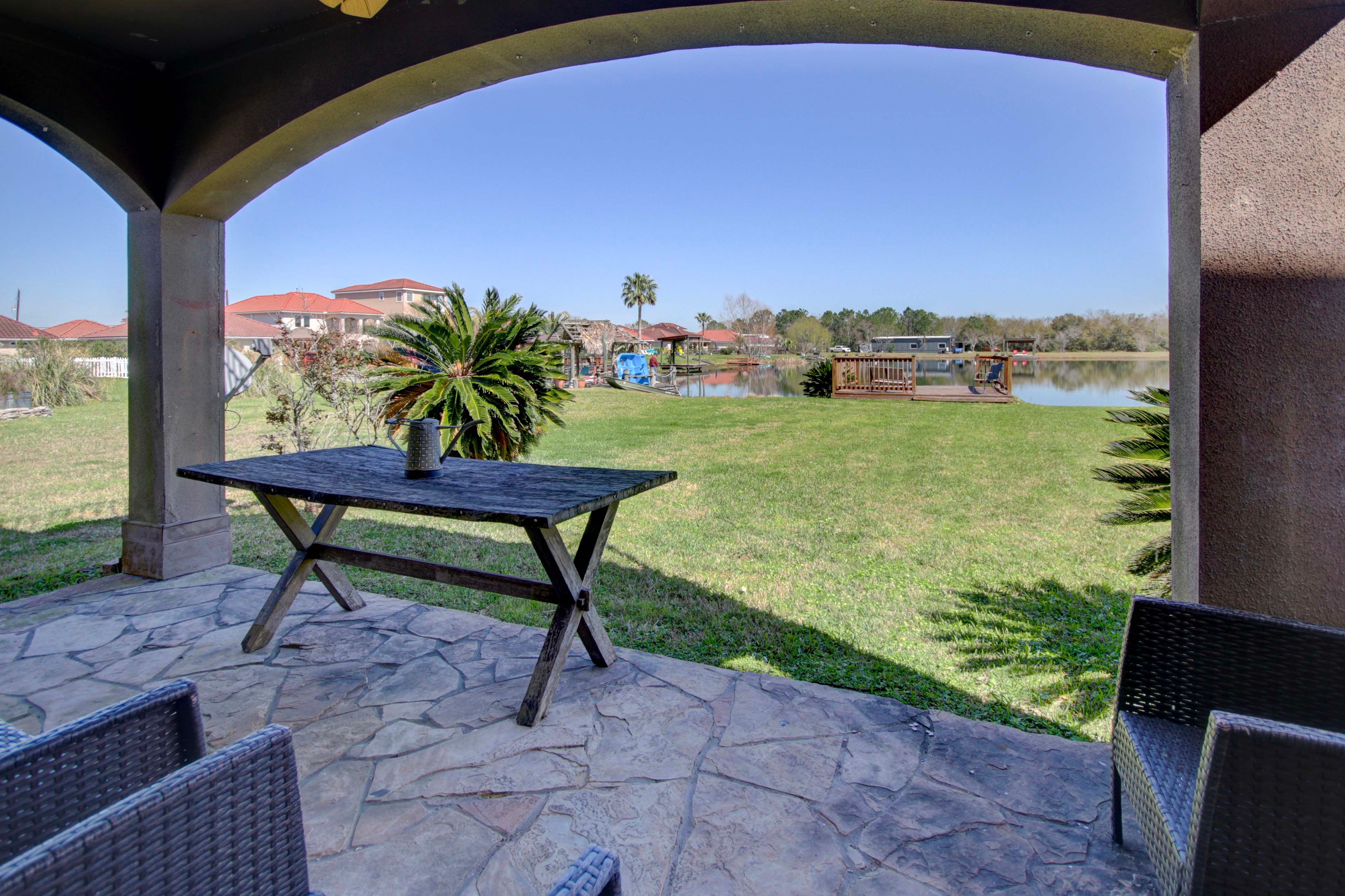 Covered Patio | Charcoal Grill