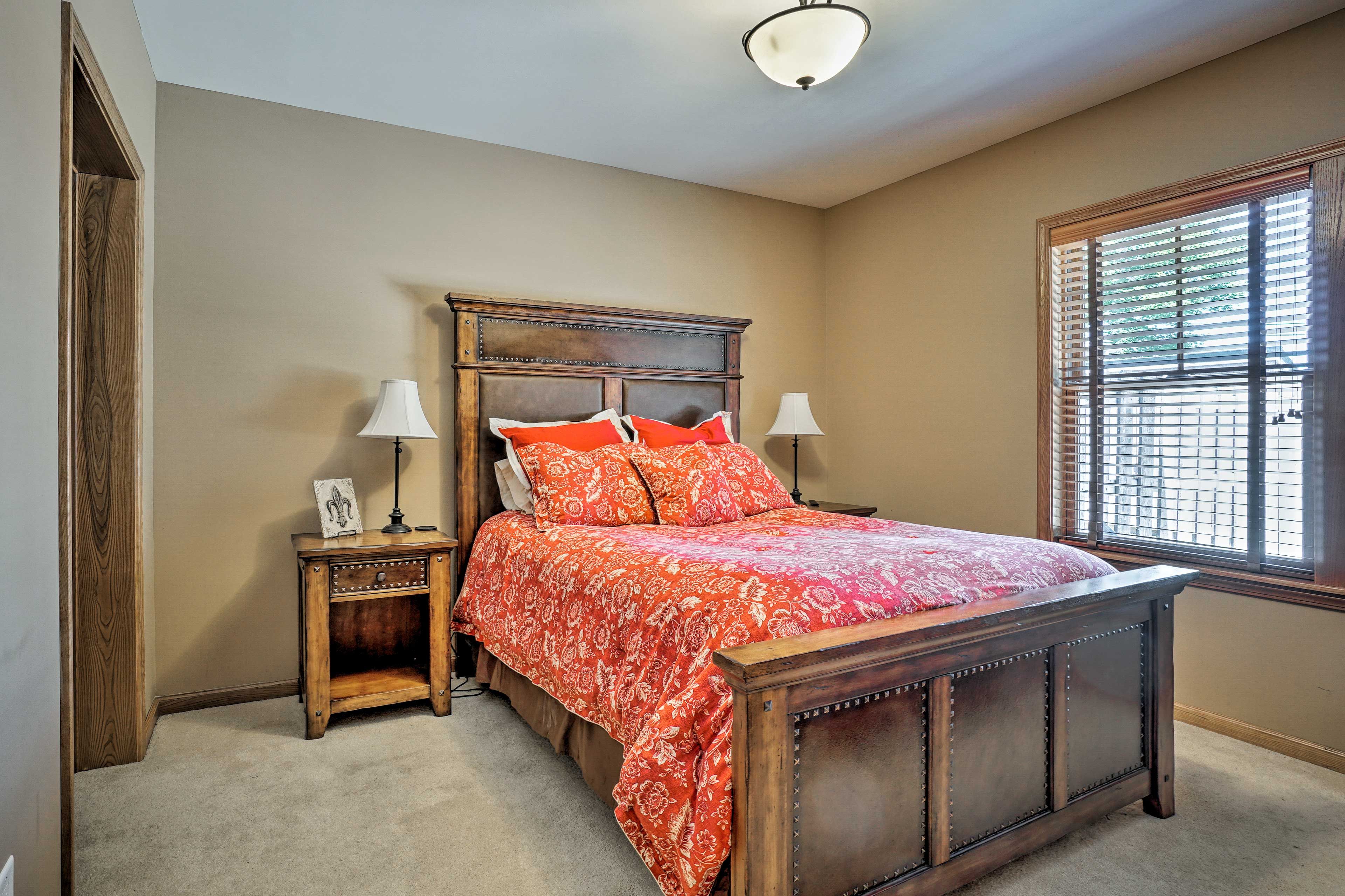 Bedroom 1 | Queen Bed | En-Suite Bathroom