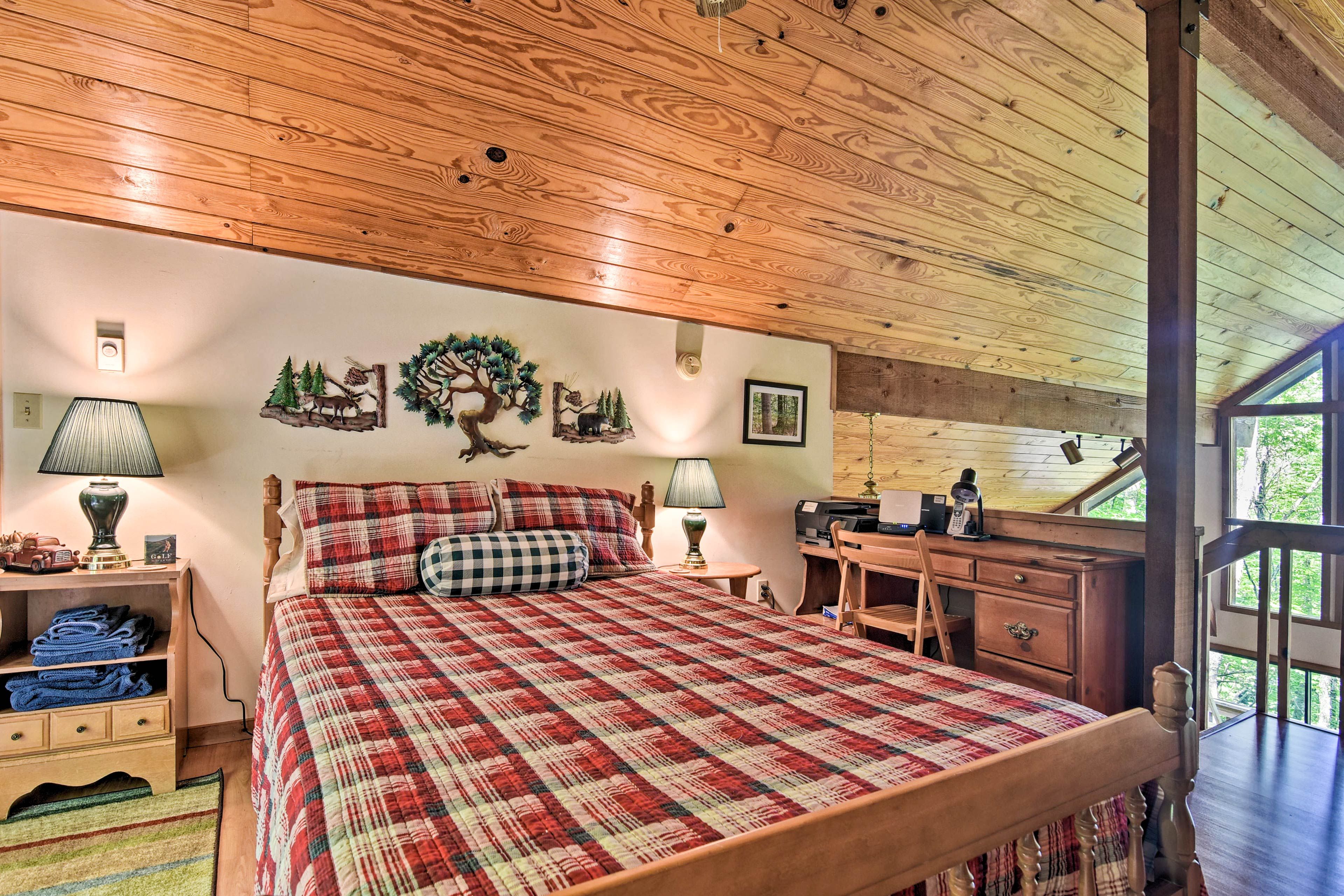 Head up to the 3rd bedroom loft, where you'll find a queen bed.