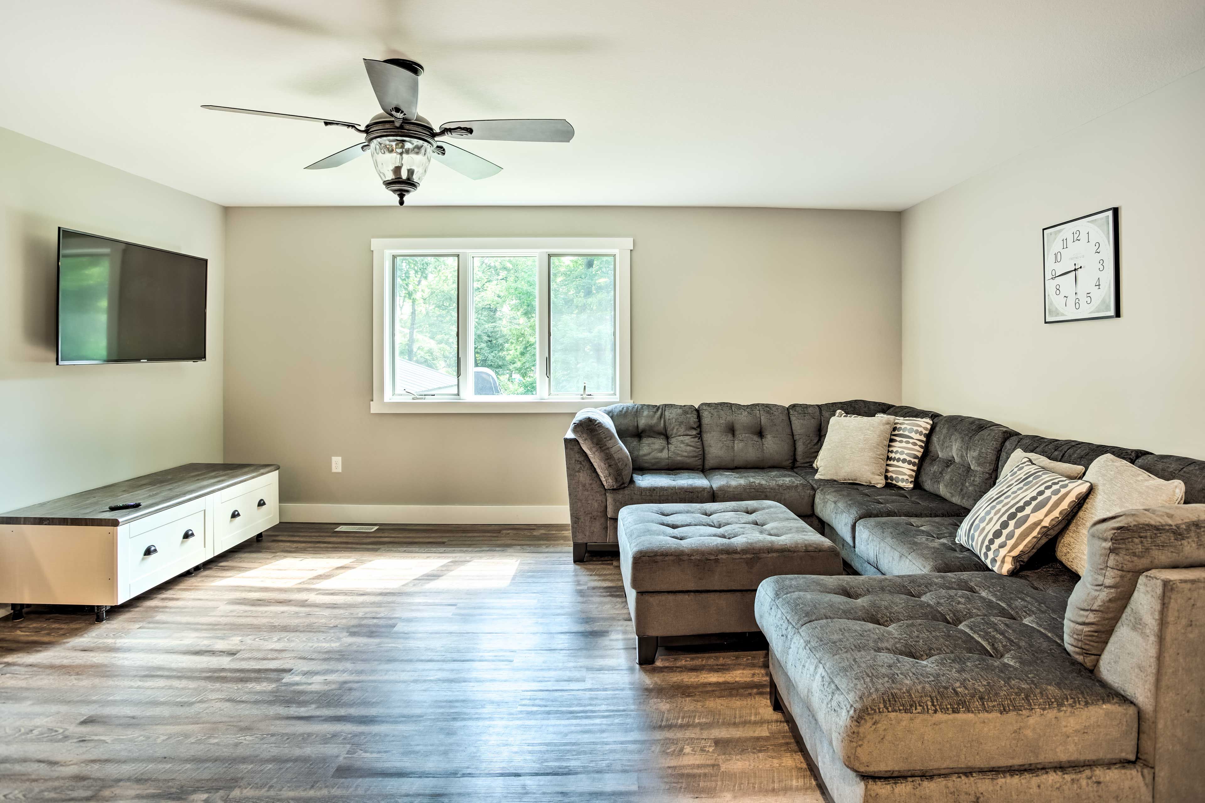 Living Room | Free WiFi | Central A/C & Heat