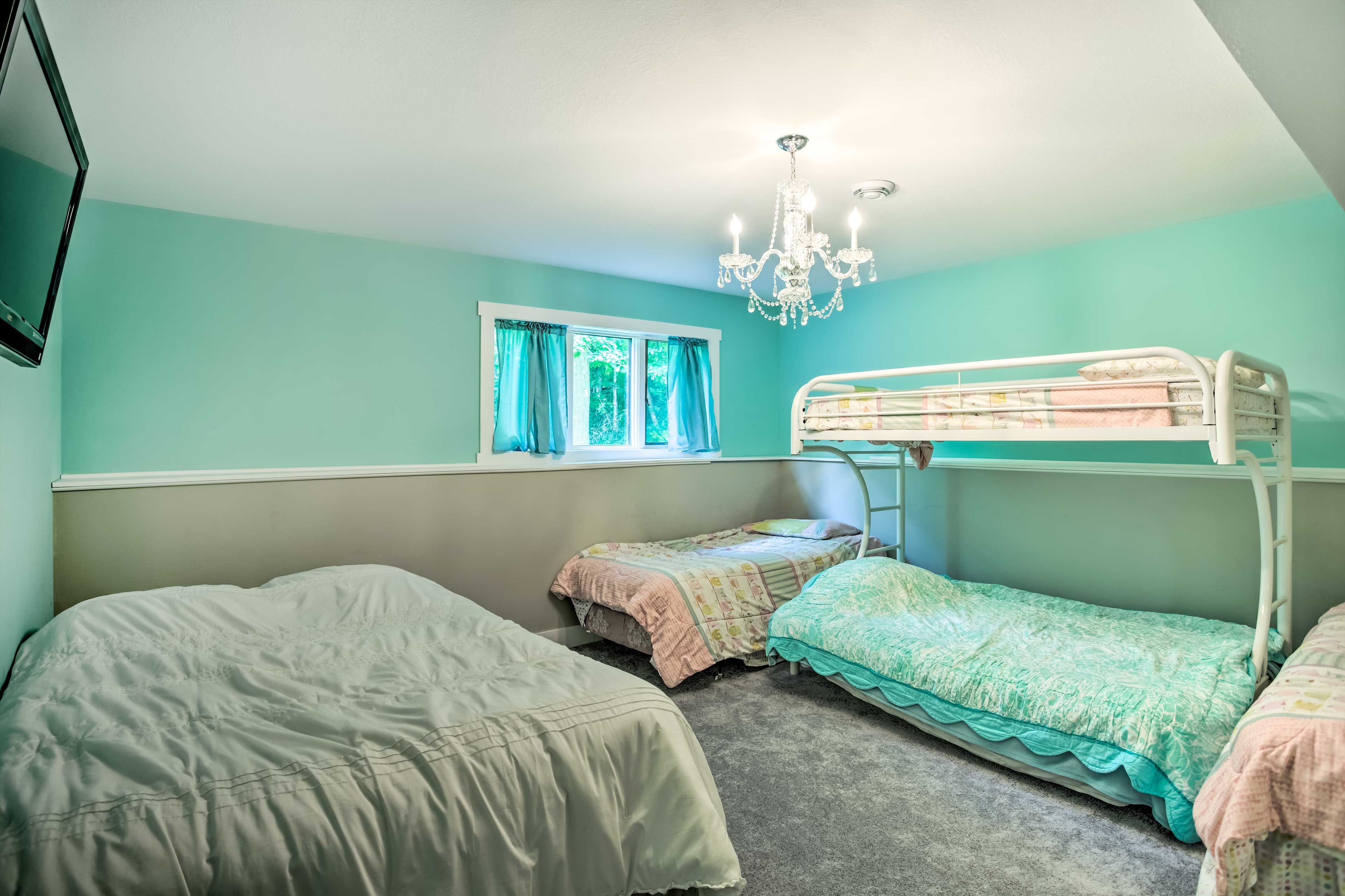 Bedroom 5 | Queen Bed, 2 Twin Beds, Twin Bunk Bed, Toddler Bed