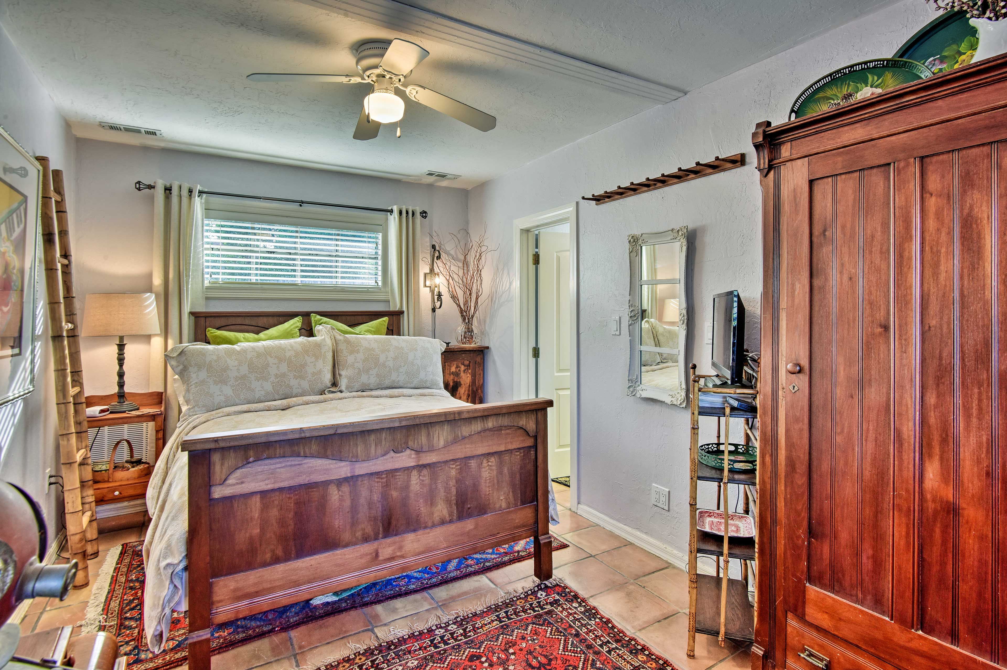 Bedroom | Queen Bed | Linens Provided
