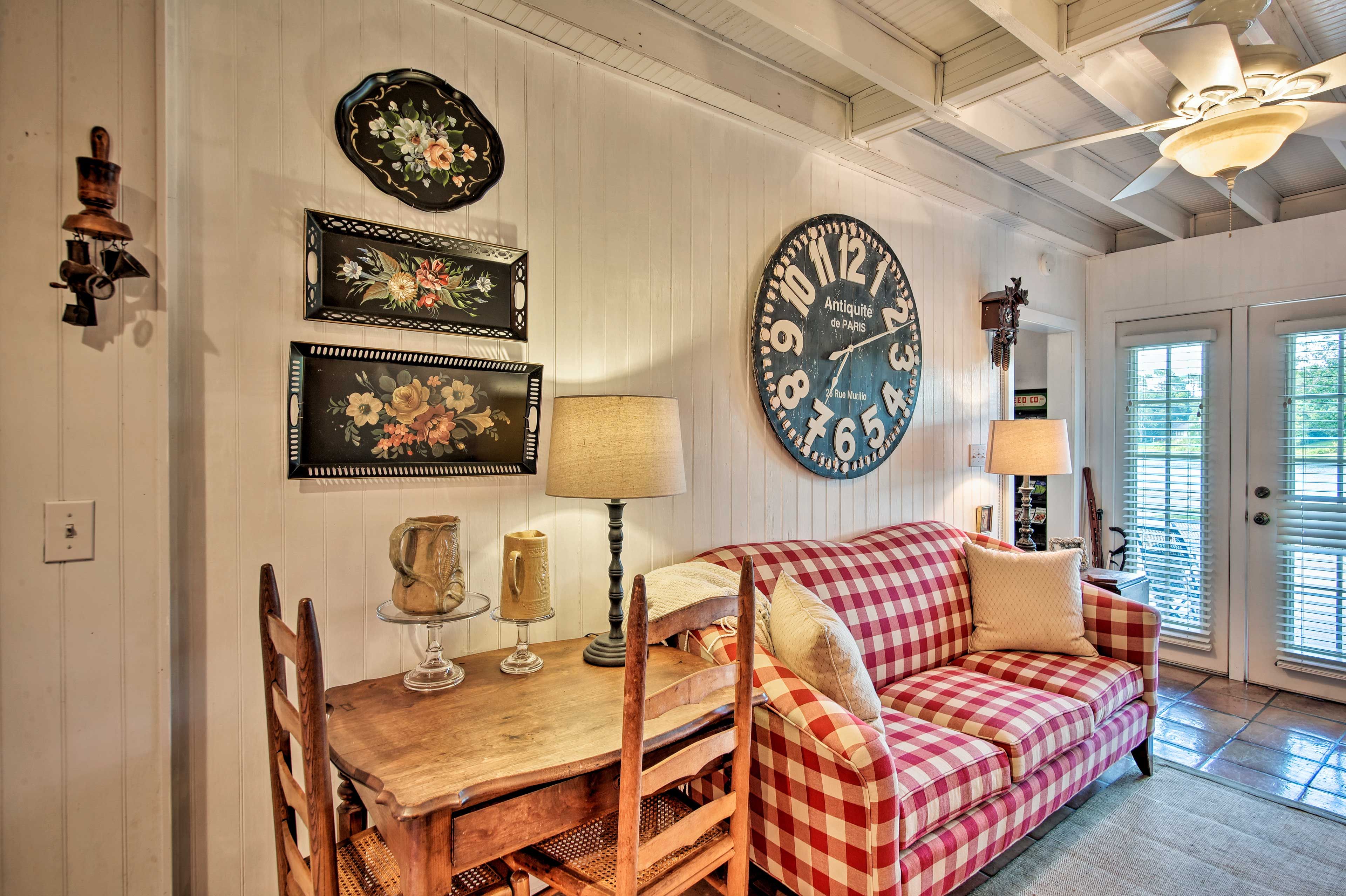Living Room | Free WiFi | Cable TV | A/C & Heating