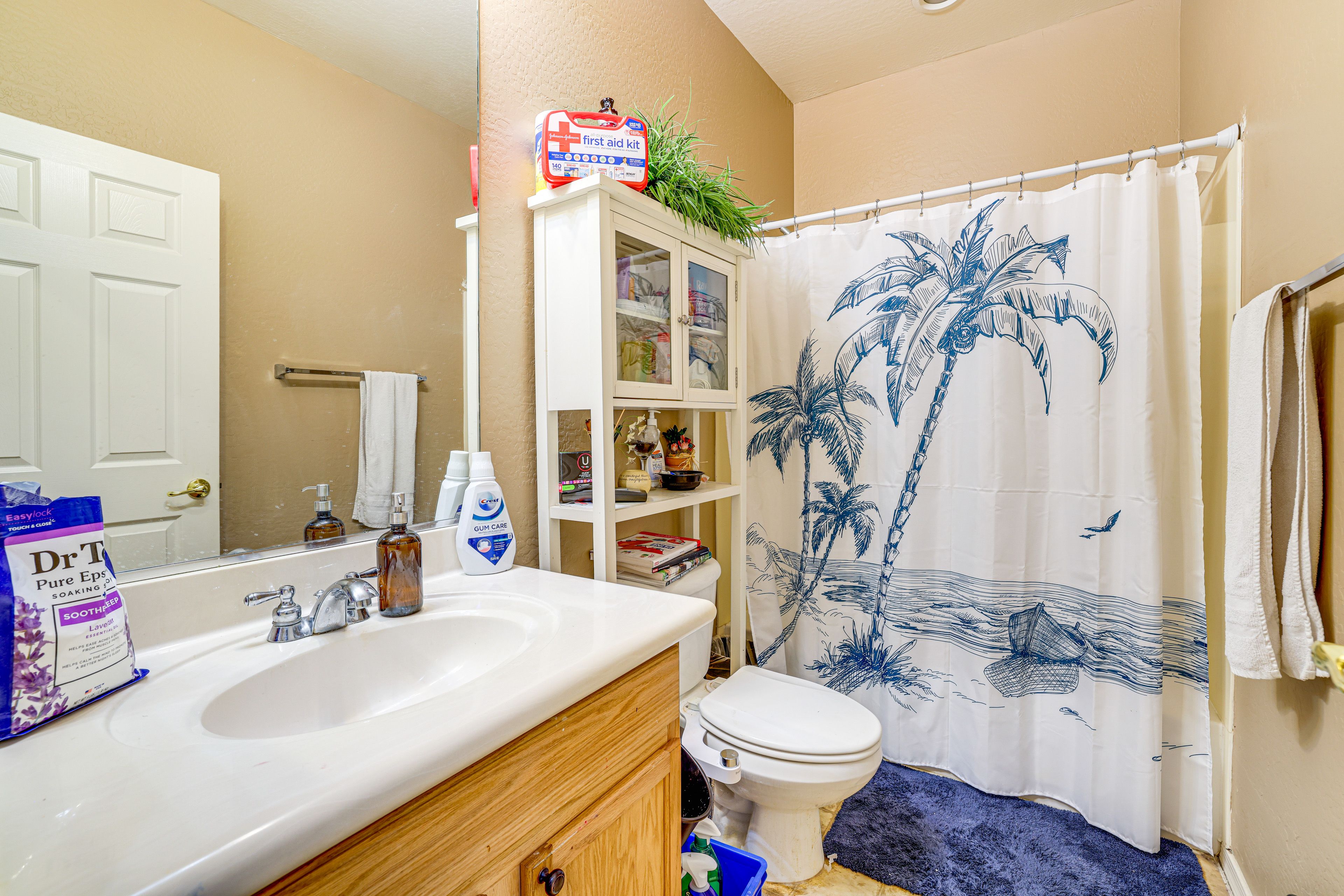 Full Bathroom | 1st Floor | Complimentary Toiletries