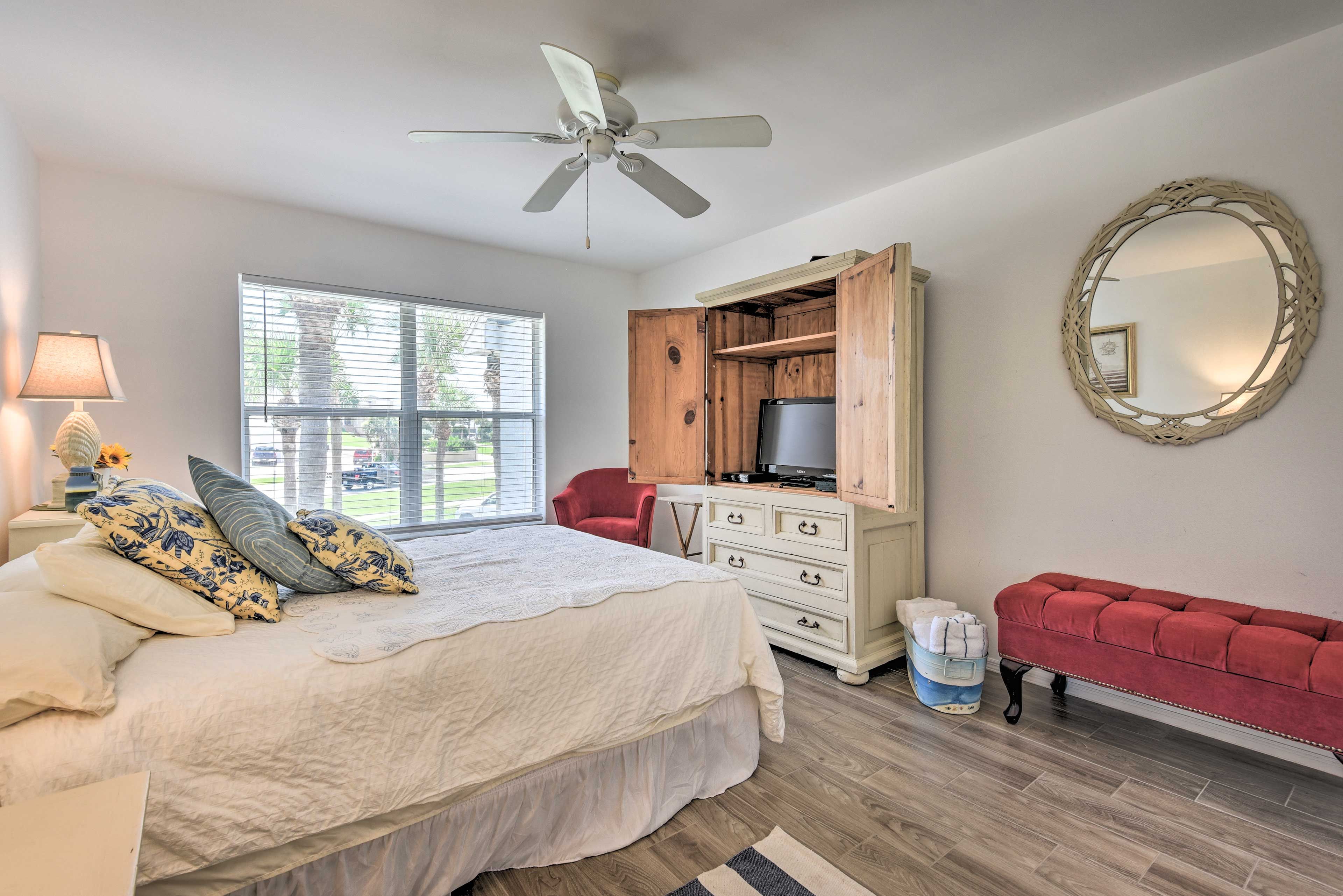 This bedroom offers a bed for 2 and a flat-screen TV.