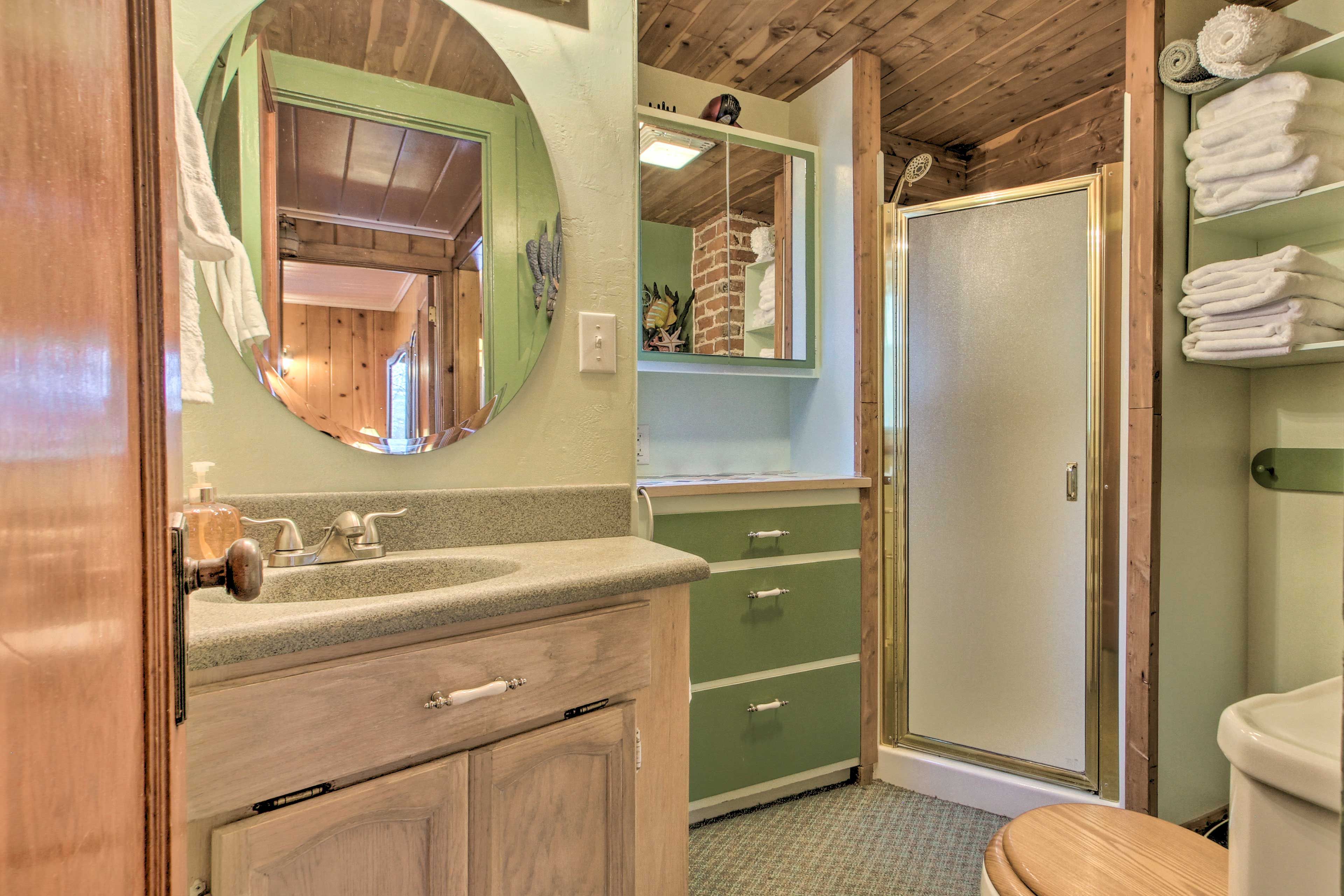 Full Bathroom | Main Level | Towels Provided | Complimentary Toiletries