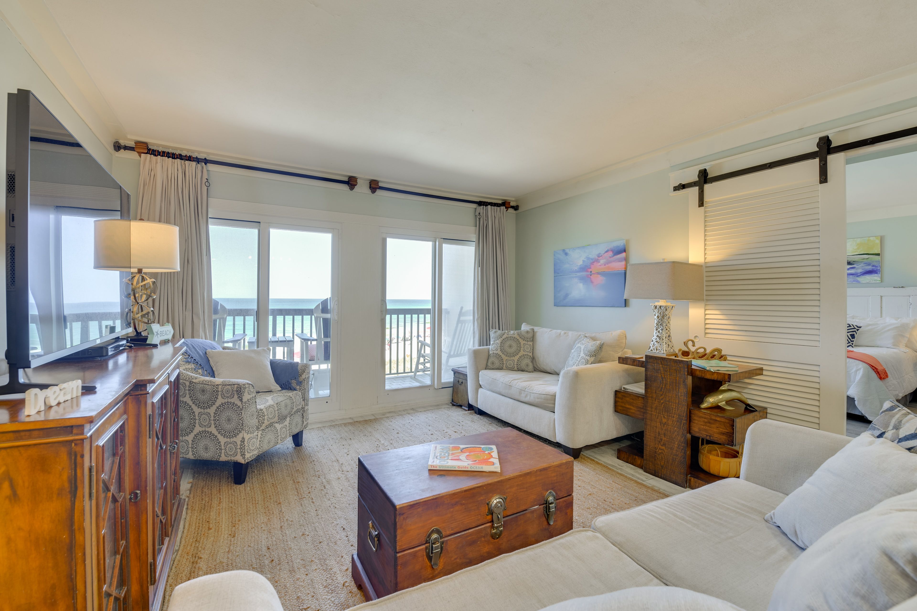 Living Room | Free WiFi | Smart TV | Central A/C | Sleeper Sofa
