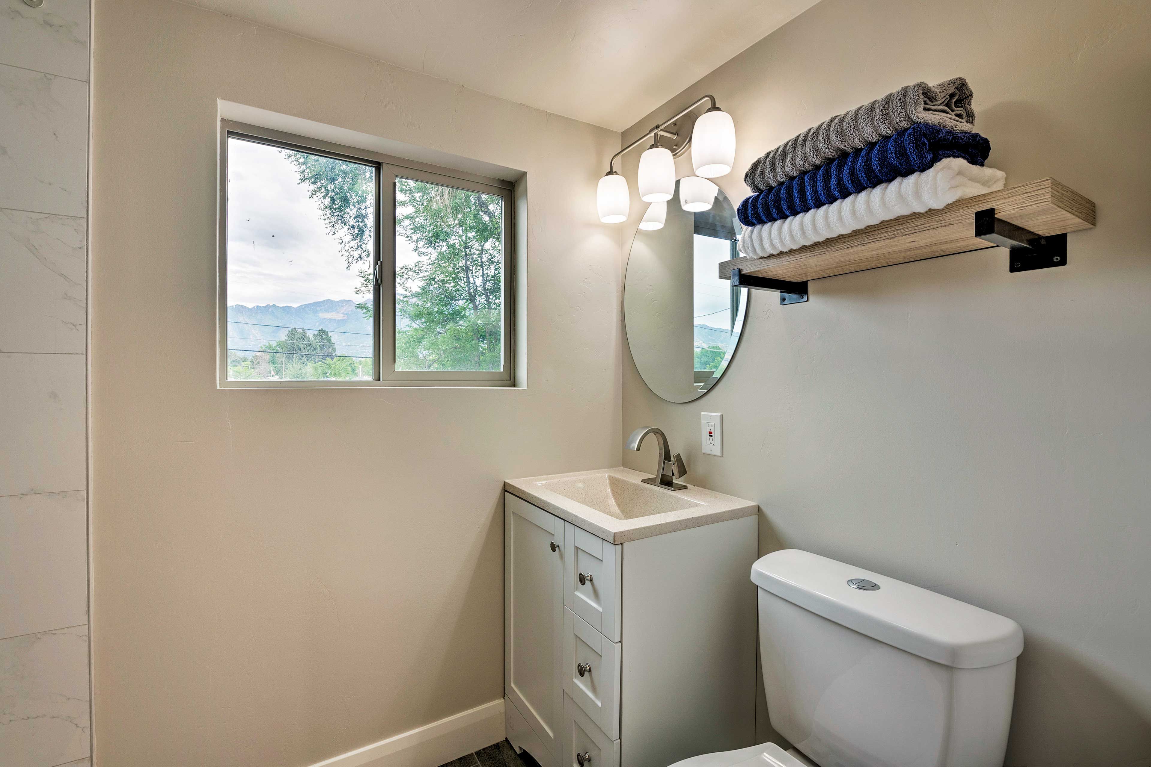 Full Bathroom | Towels & Toiletries Provided