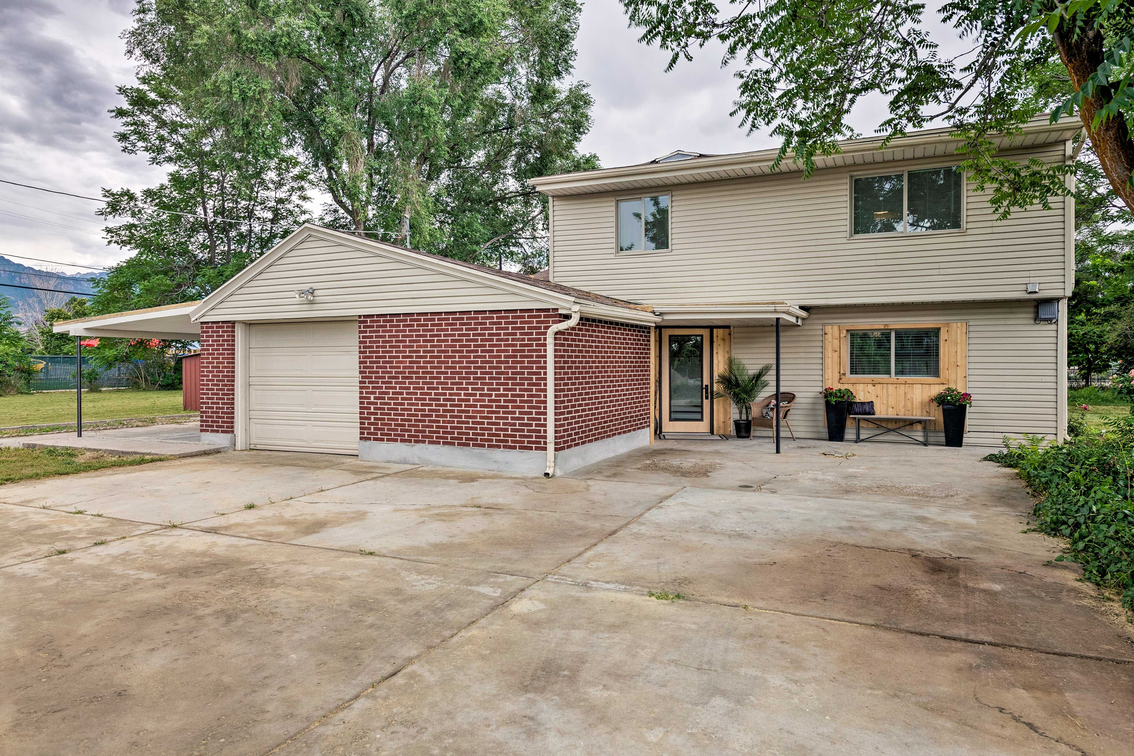 Home Exterior | Driveway Parking (5 Vehicles)