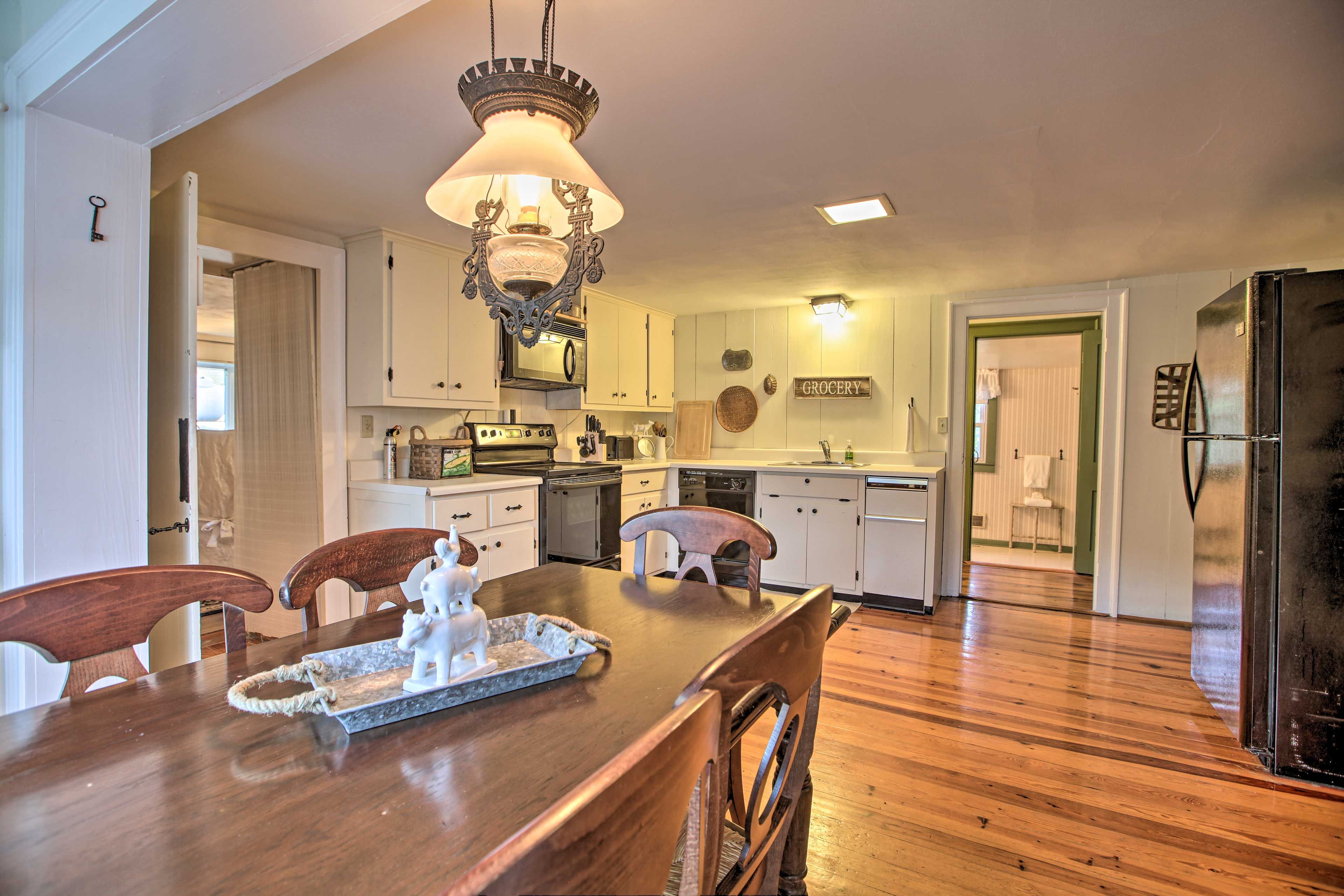 Dining Area | Dishware & Flatware Provided
