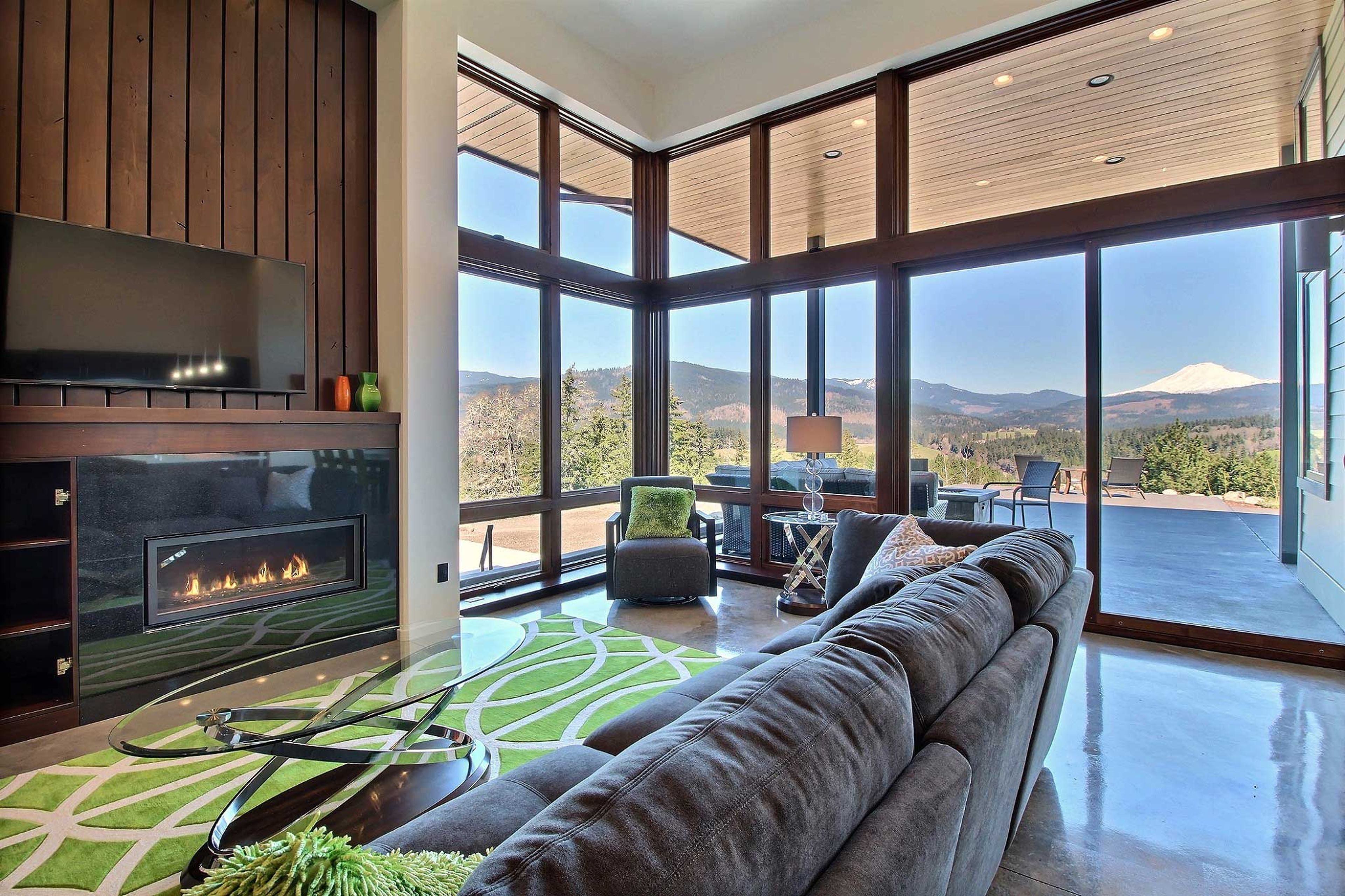 Living Room | Central A/C & Heating | Free WiFi