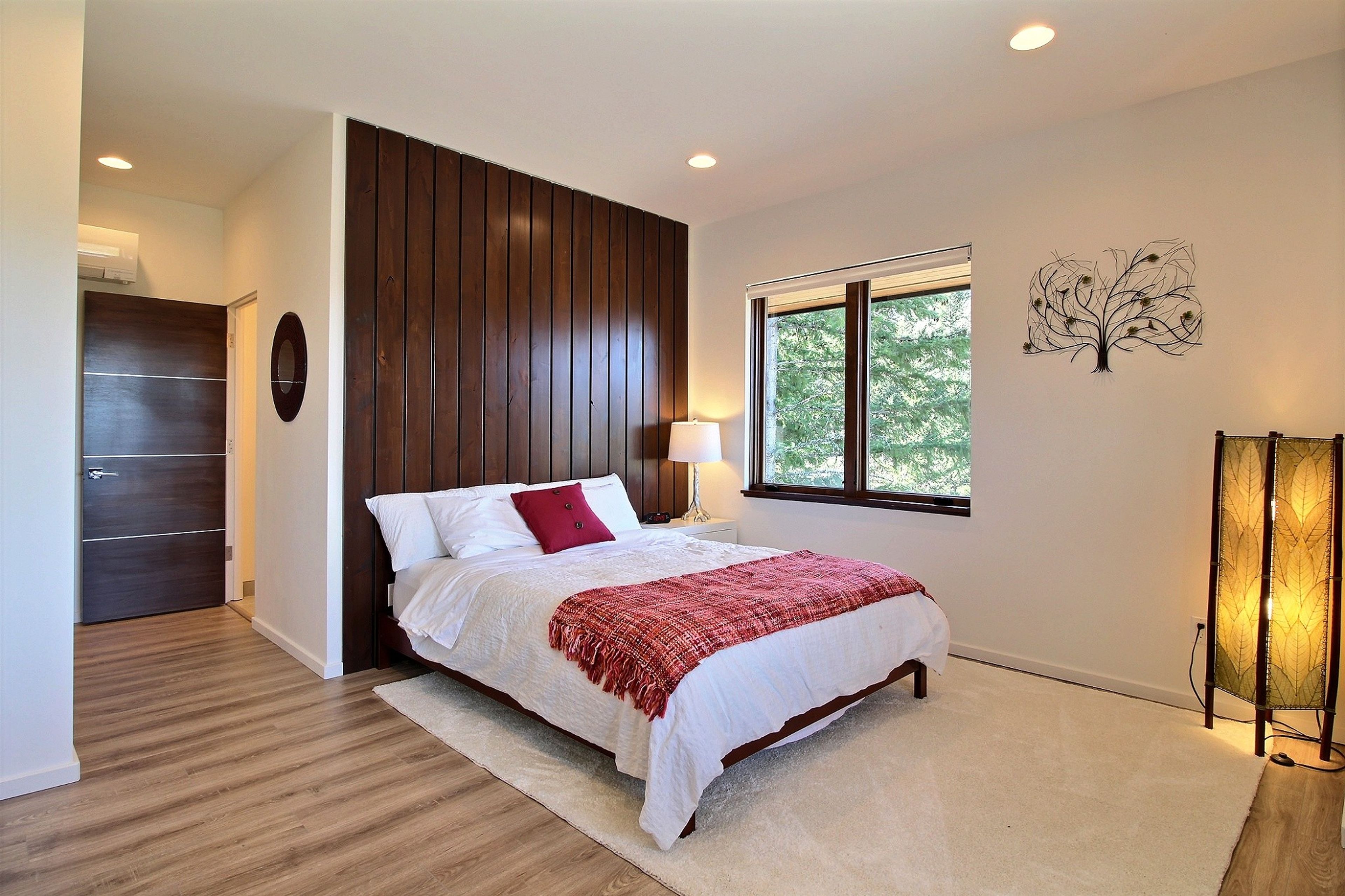 Bedroom 5 | Queen Bed | Laptop-Friendly Workspace