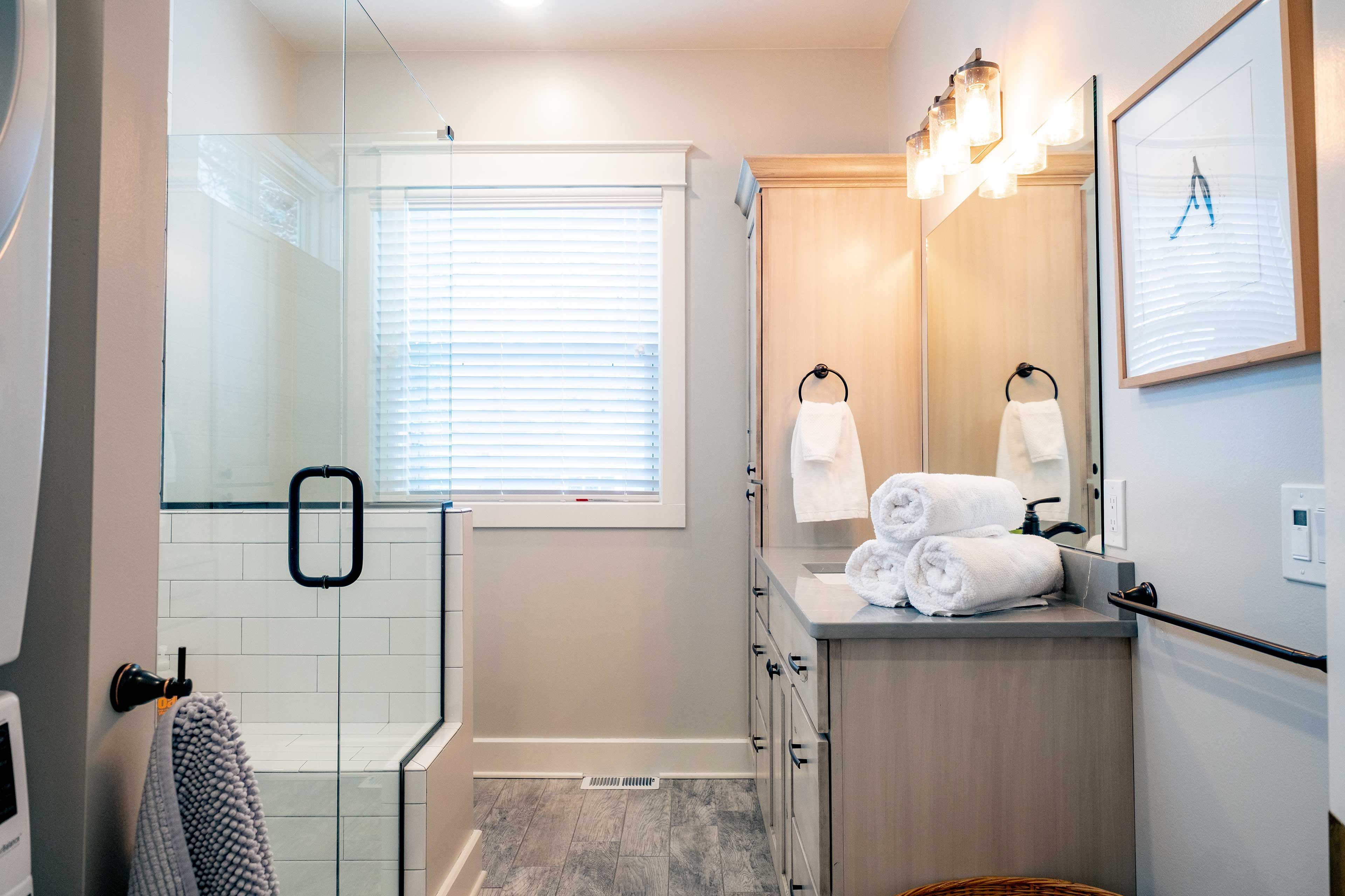 Full Bathroom | Towels Provided