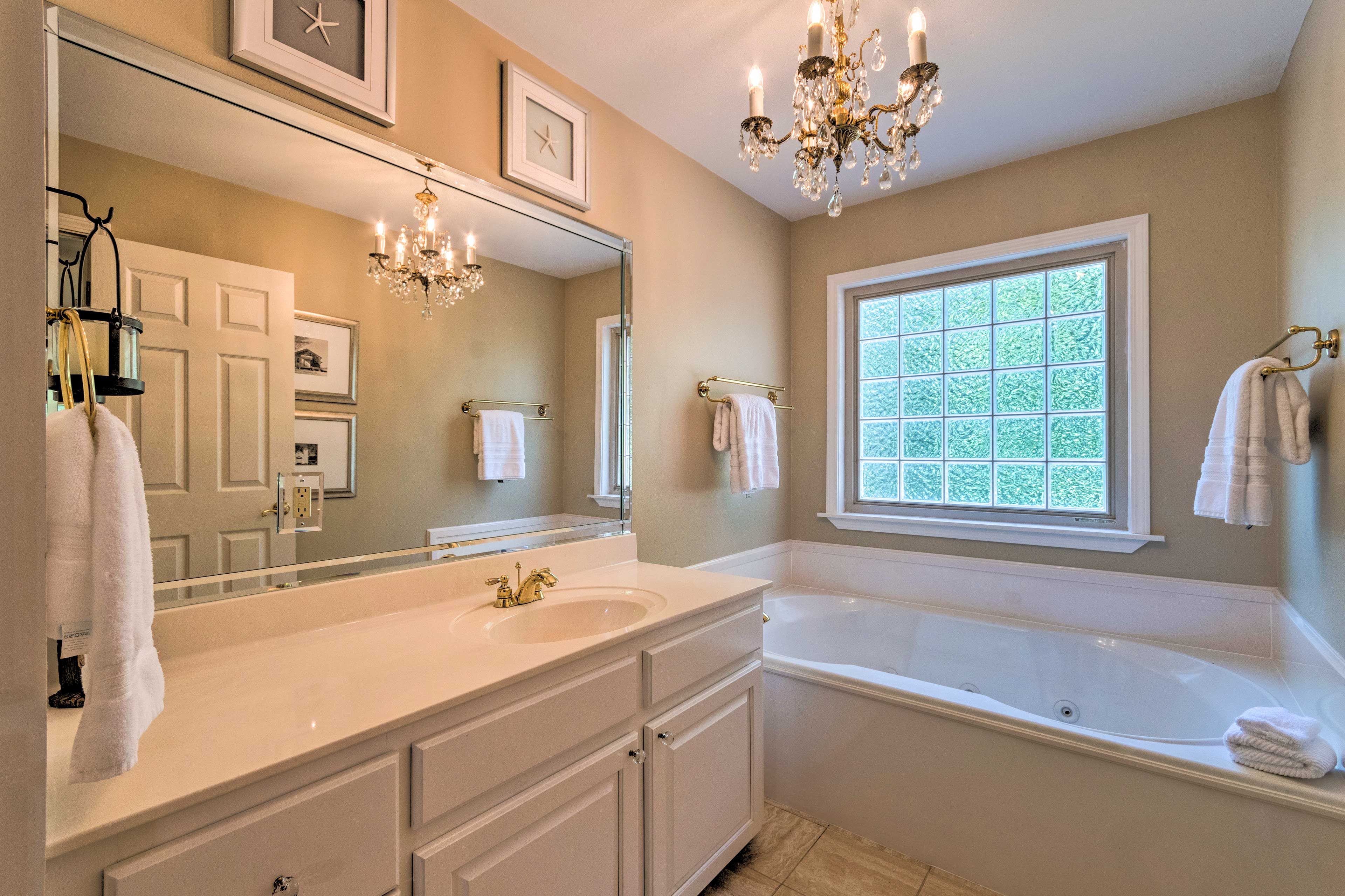 Full Bathroom | Linens & Towels | Jetted Bathtub