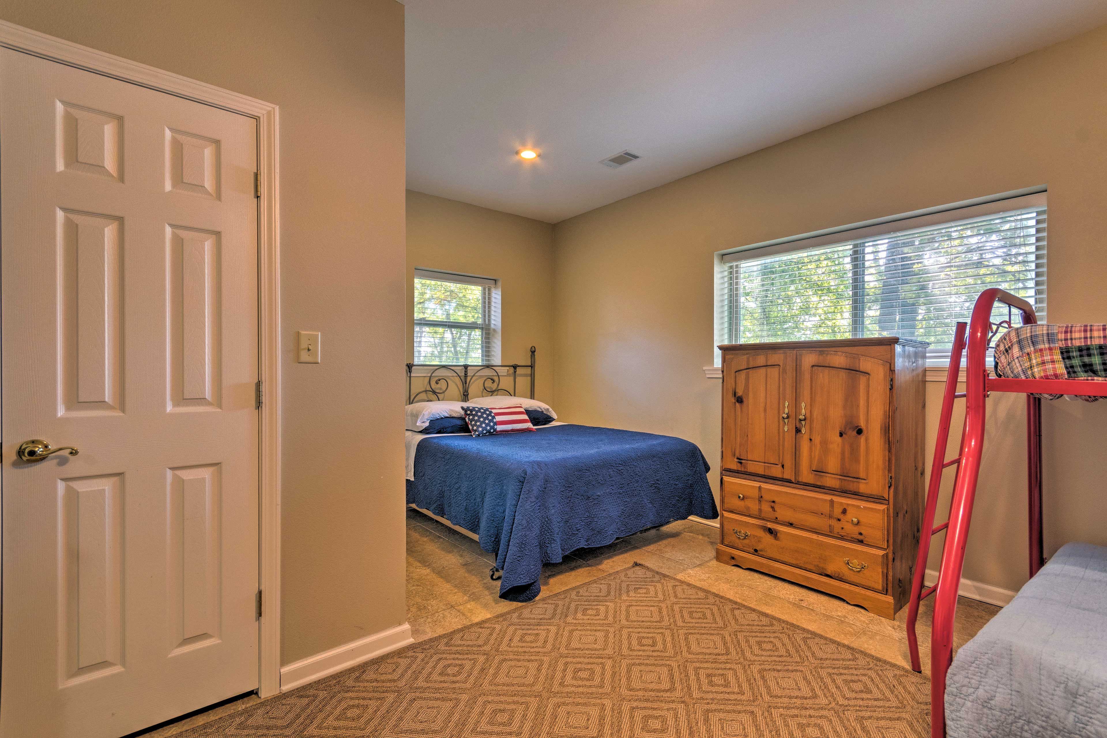 Bedroom 3 | Queen Bed | 2 Twin/Full Bunk Beds