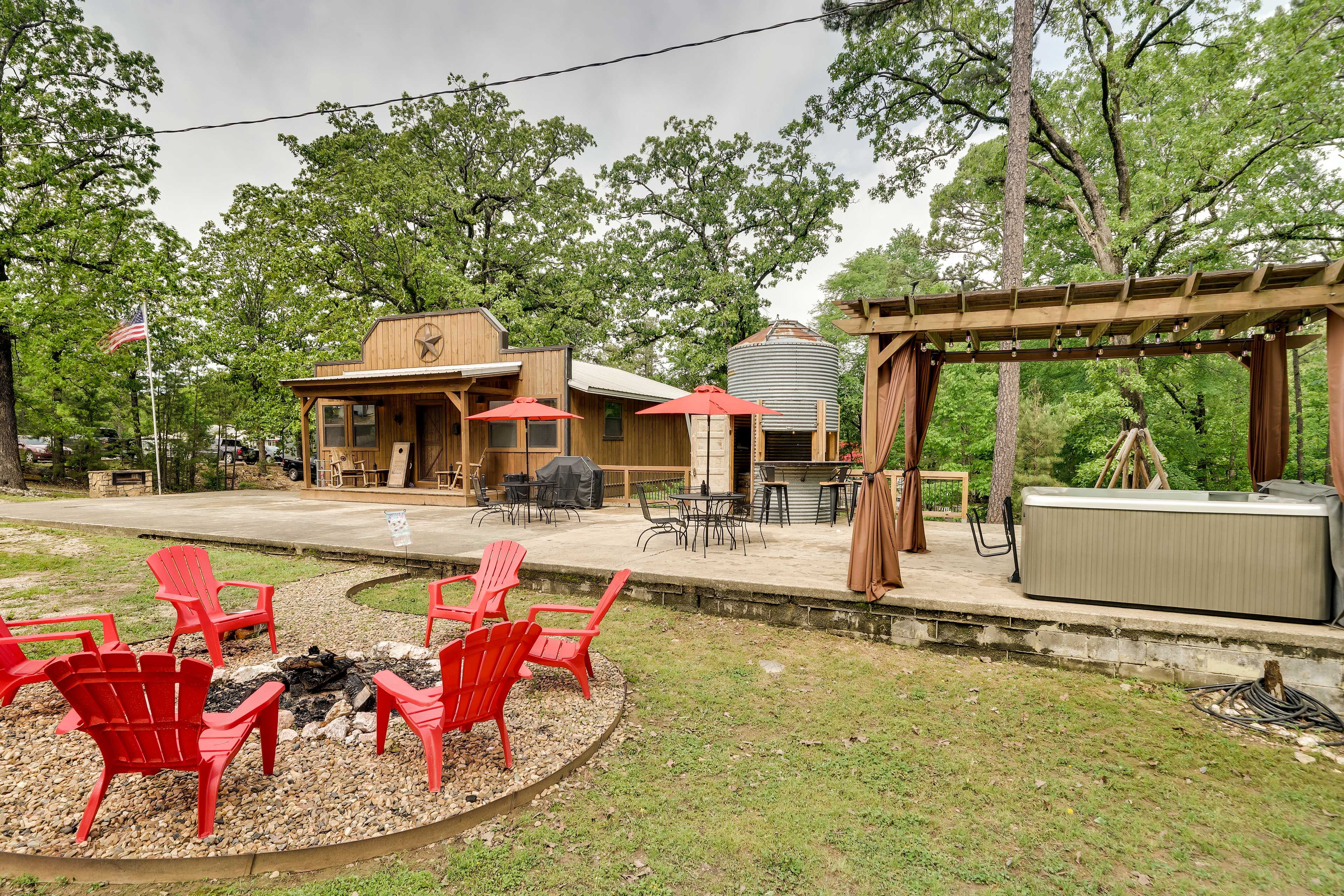 Broken Bow Vacation Rental | 2BR | 2BA | 900 Sq Ft | 1 Step Required