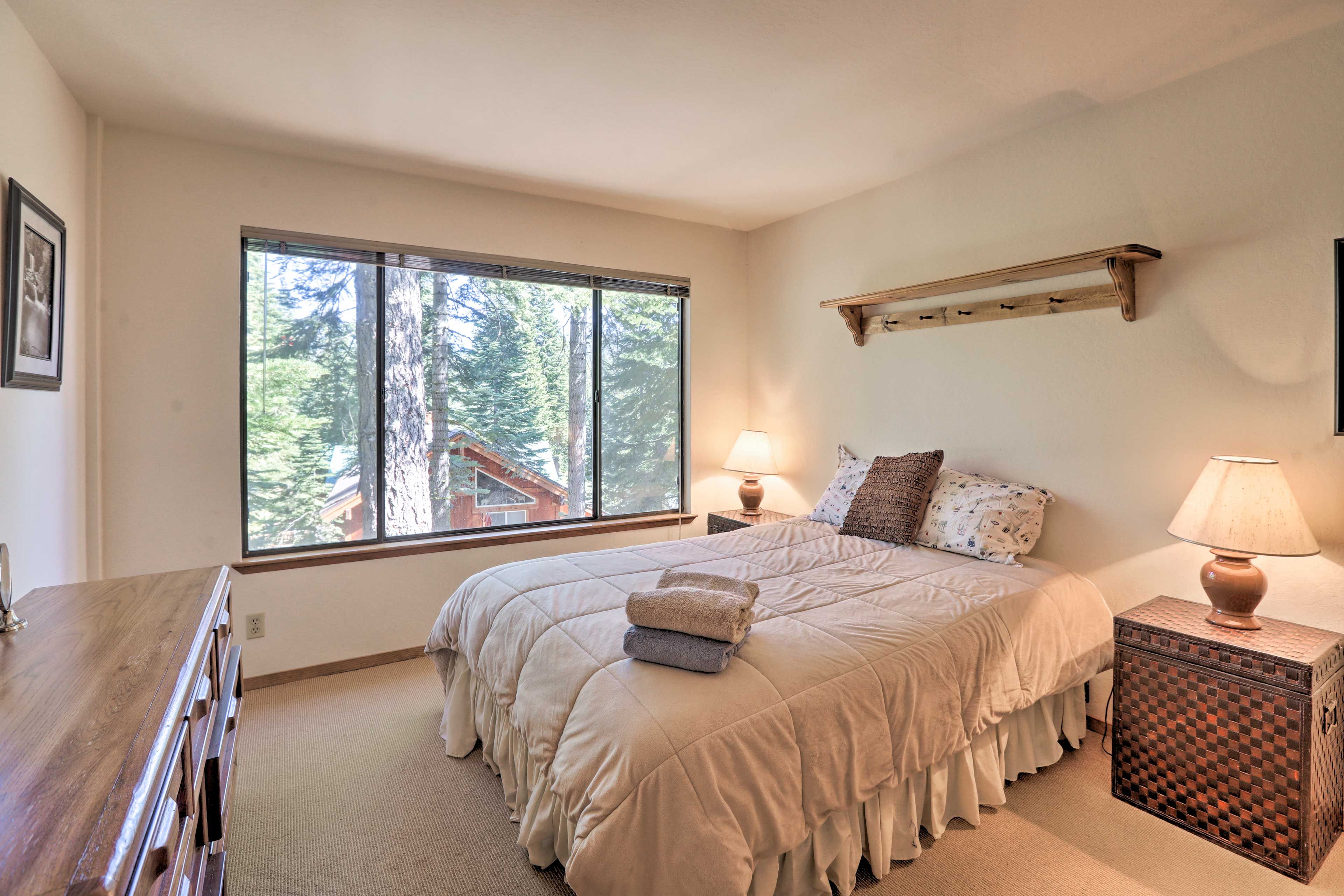 Bedroom 3 | Queen Bed
