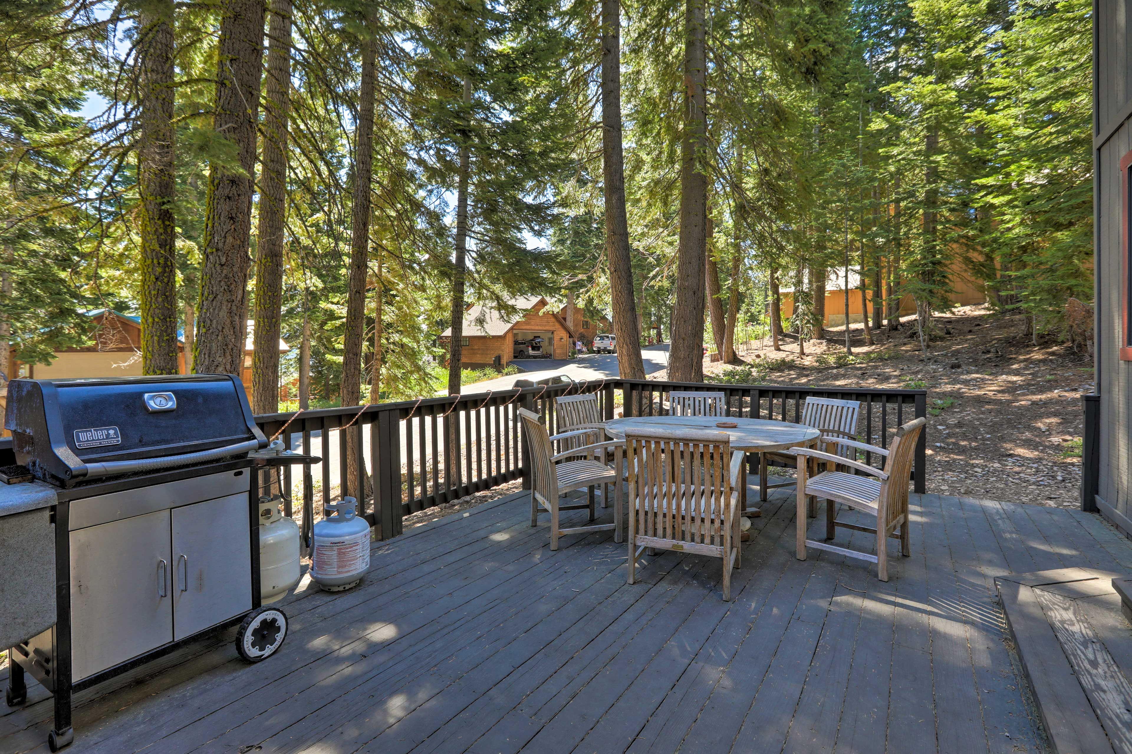 Deck | Outdoor Dining Area | Gas Grill