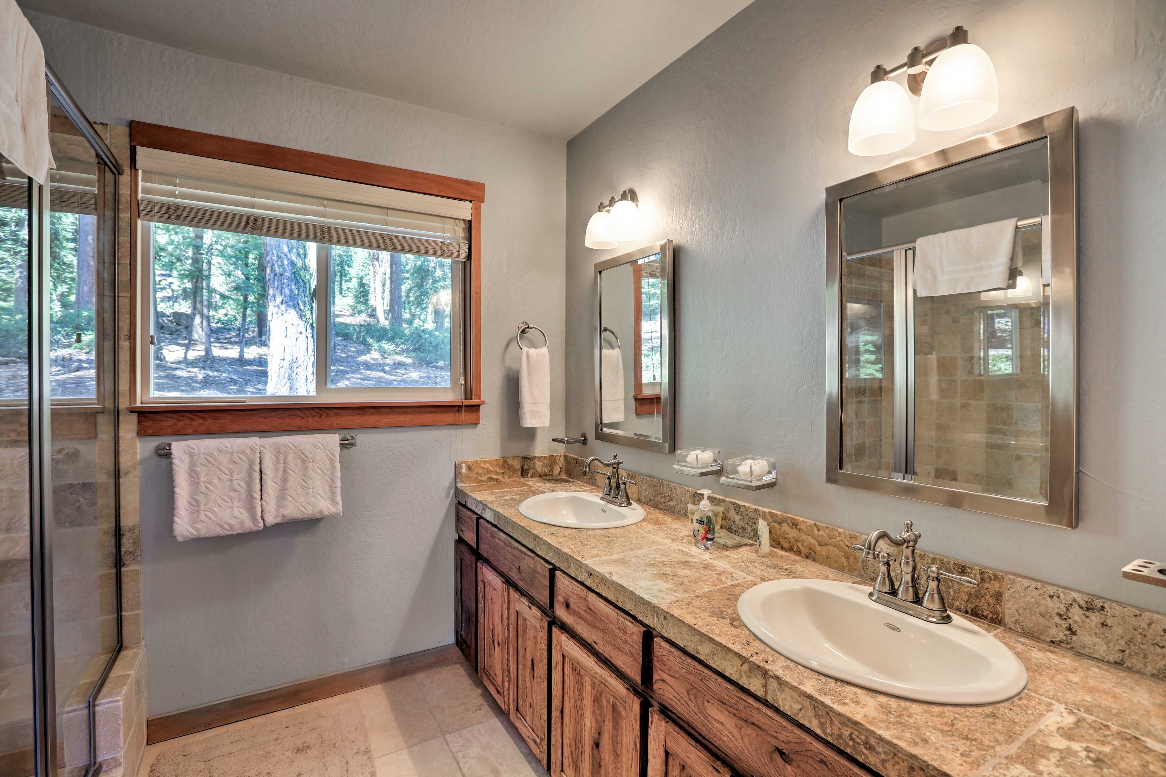 Full Bathroom | Linens & Towels