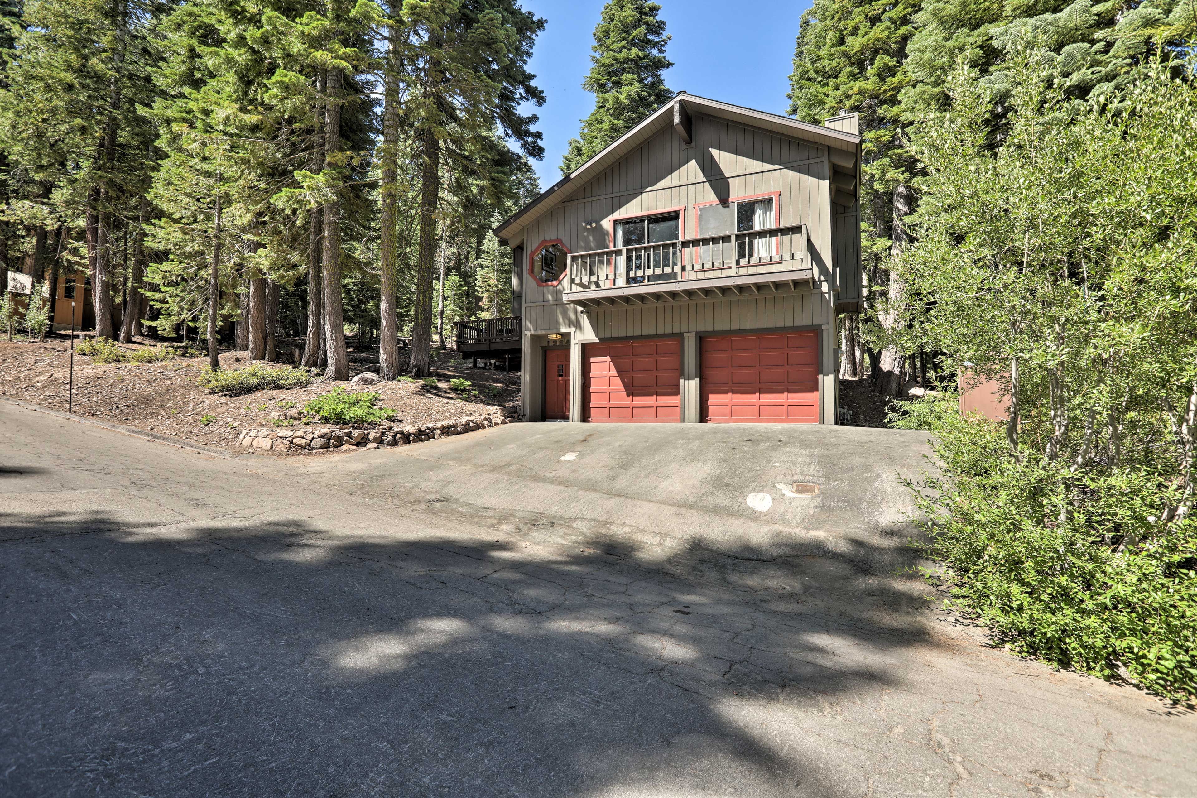 Parking | Driveway (3 Vehicles) | Garage (1 Vehicle)
