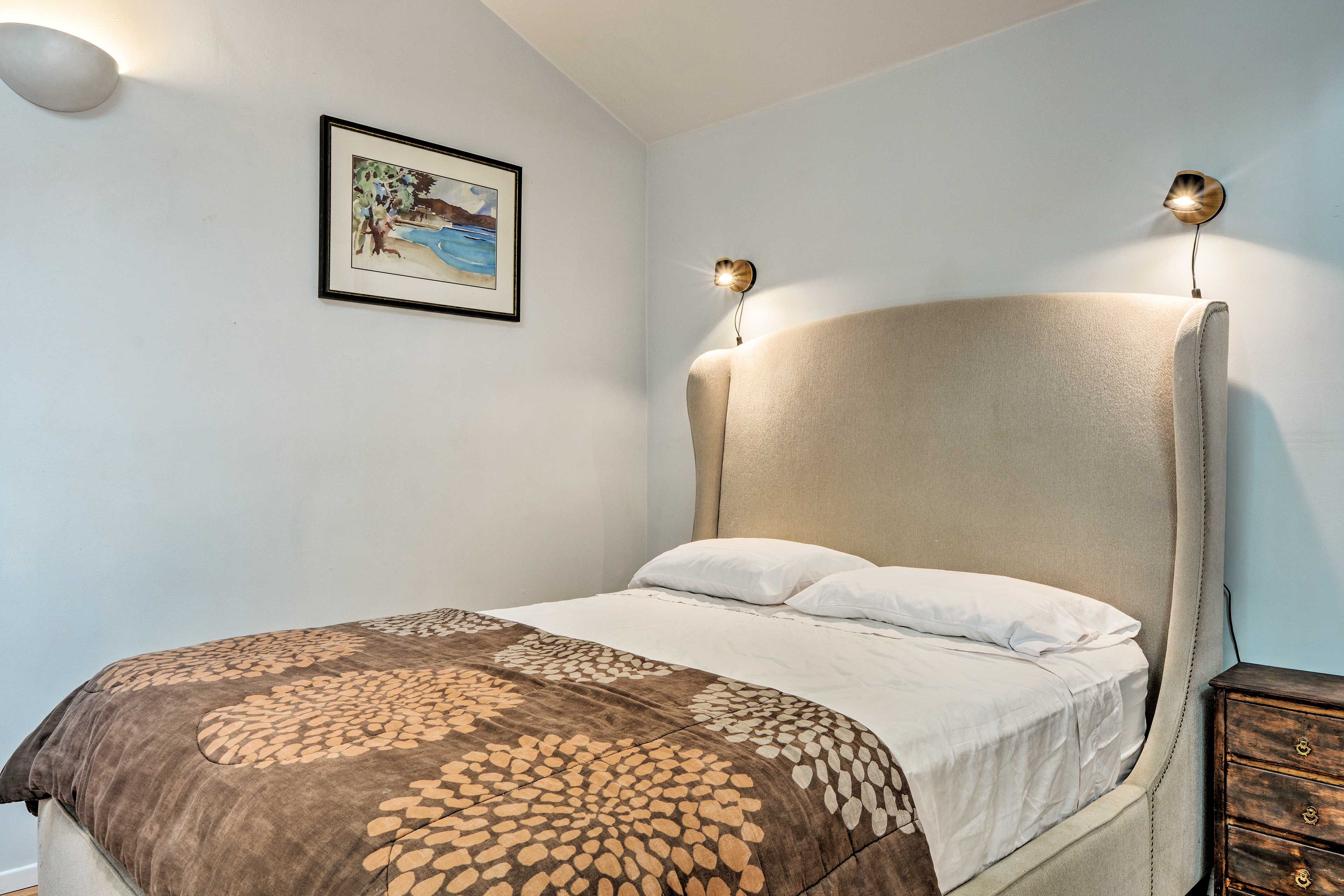 Sleeping Area | Queen Bed