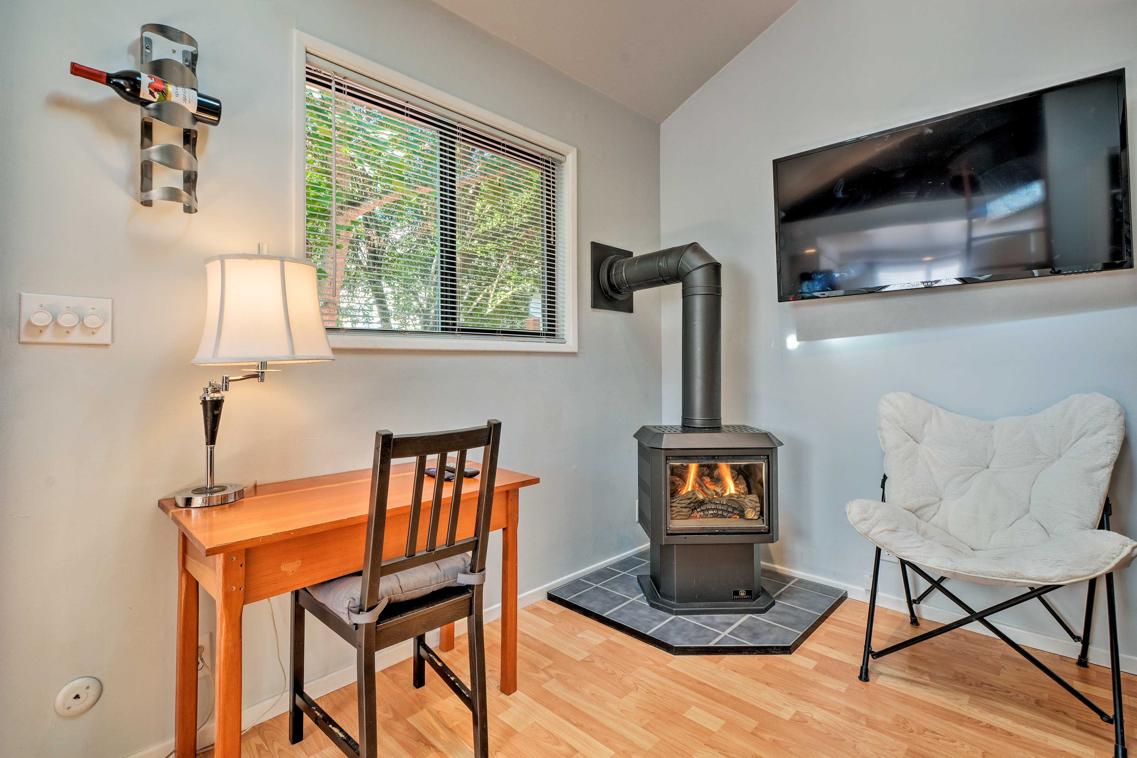 Living Area | Central A/C & Heating | Smart TV | Free WiFi
