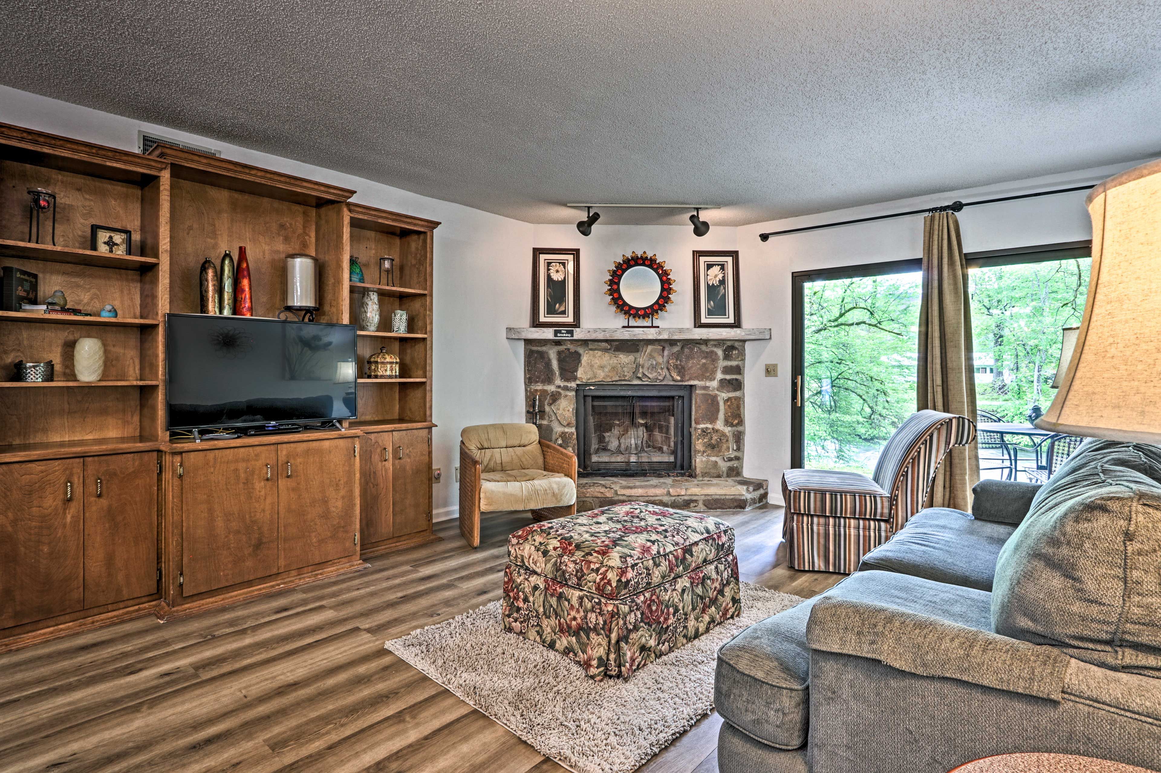 Living Area | Smart TV w/ Roku