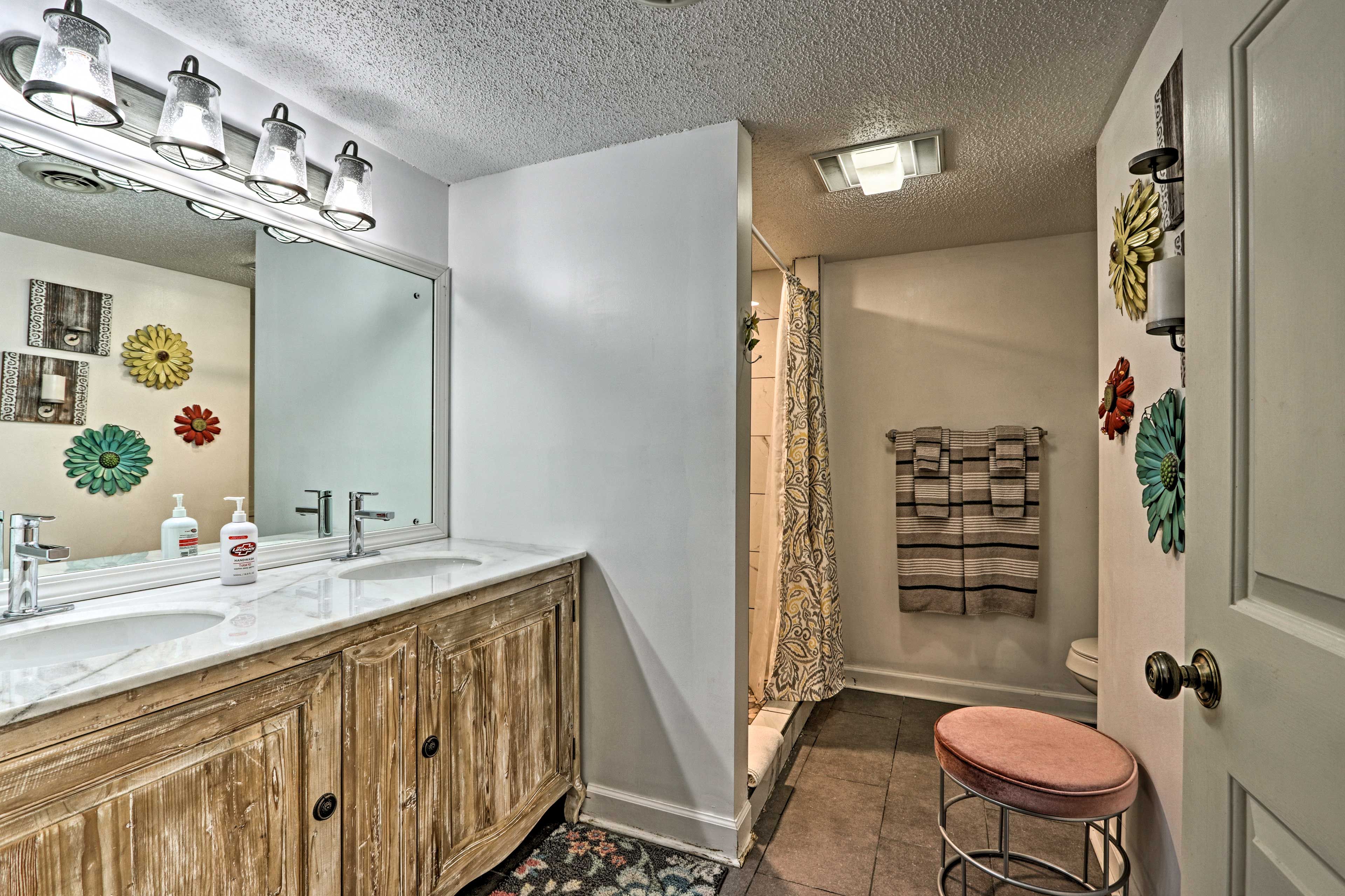 Full Bathroom | Towels Provided