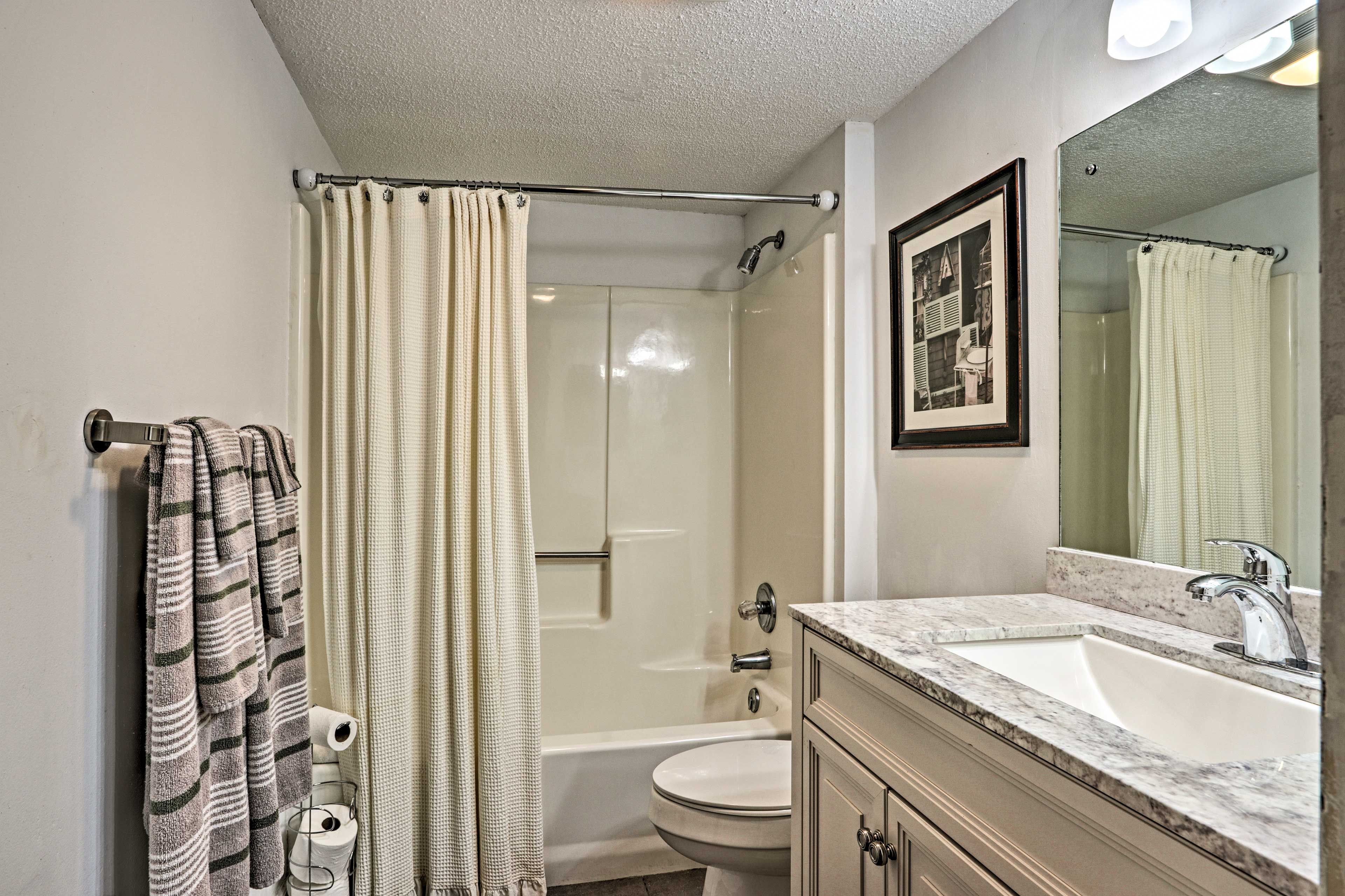 Full Bathroom | Towels Provided