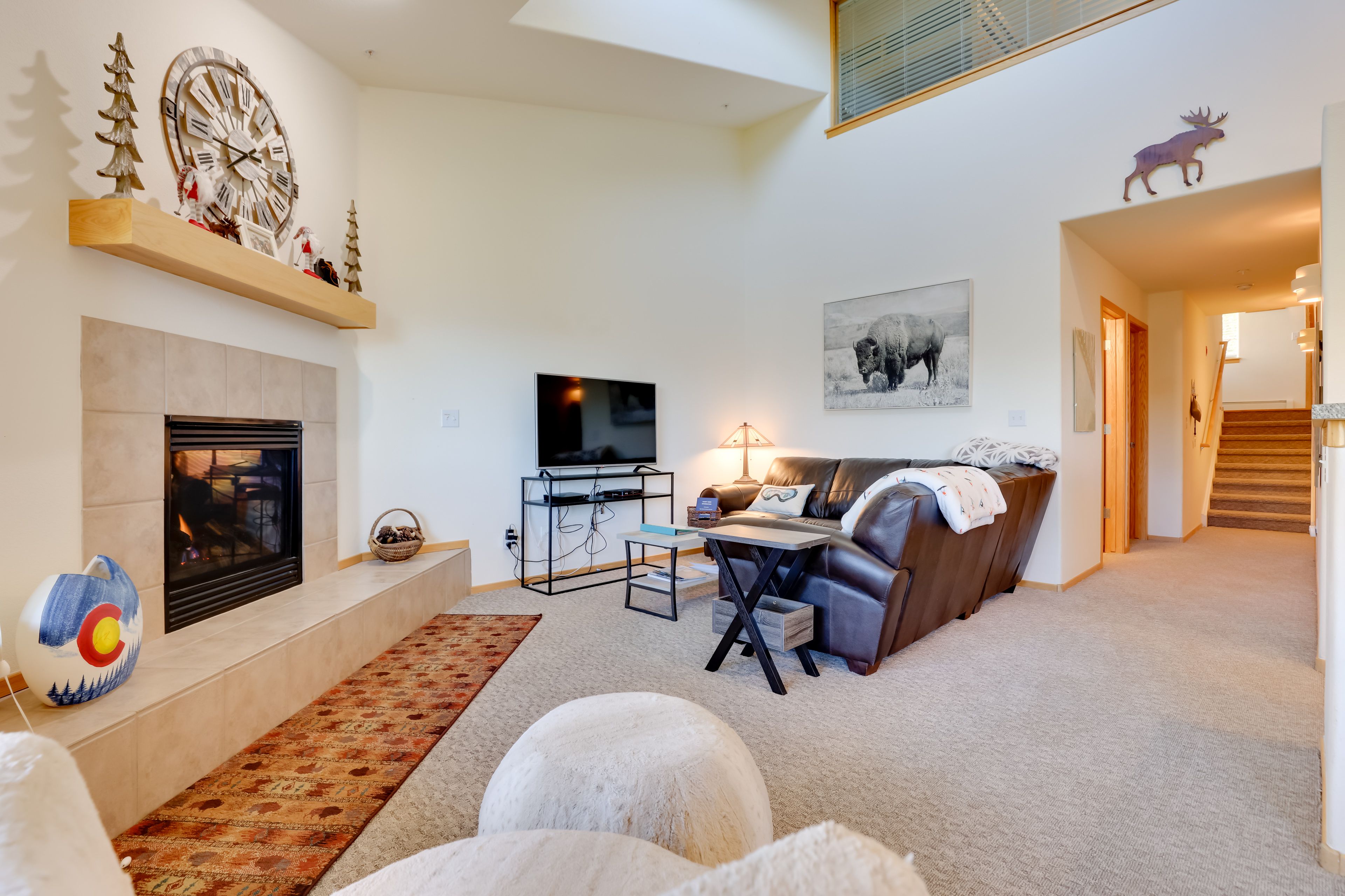Living Room | Free WiFi | Gas Fireplace