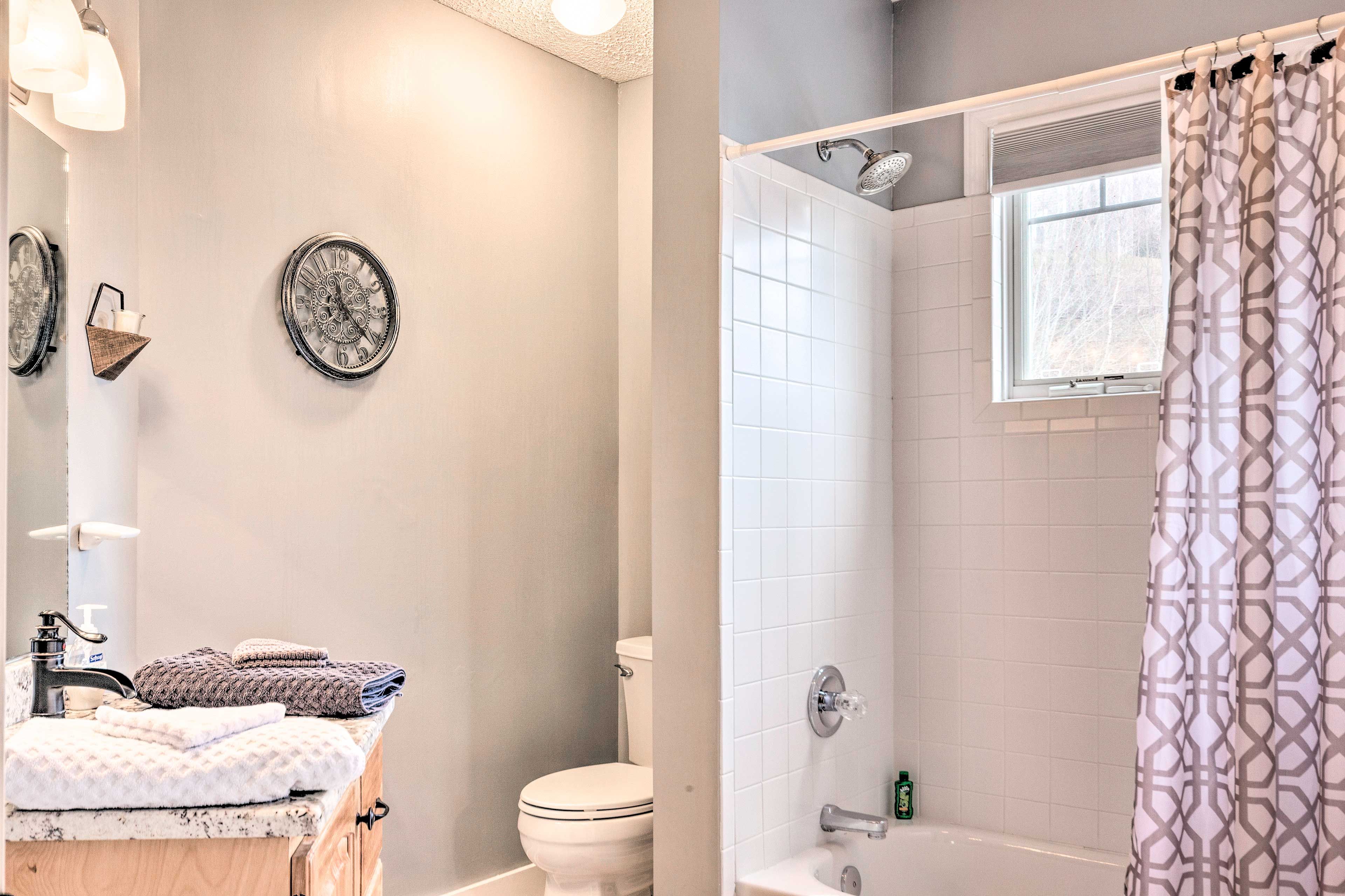 Full Bathroom | Towels Provided