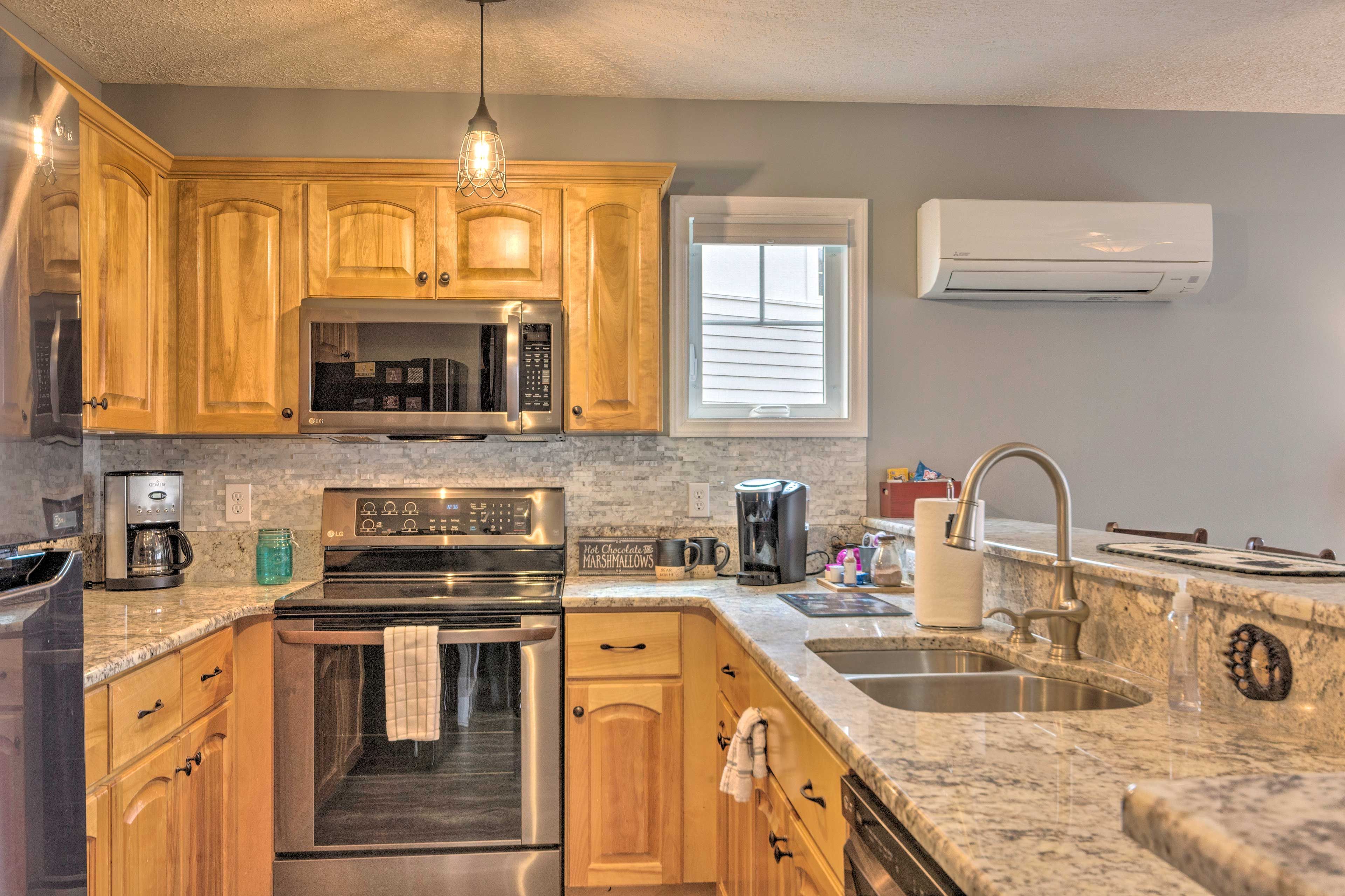 Kitchen | Fully Equipped | Keurig & Drip Coffee Maker | Dishware & Glassware