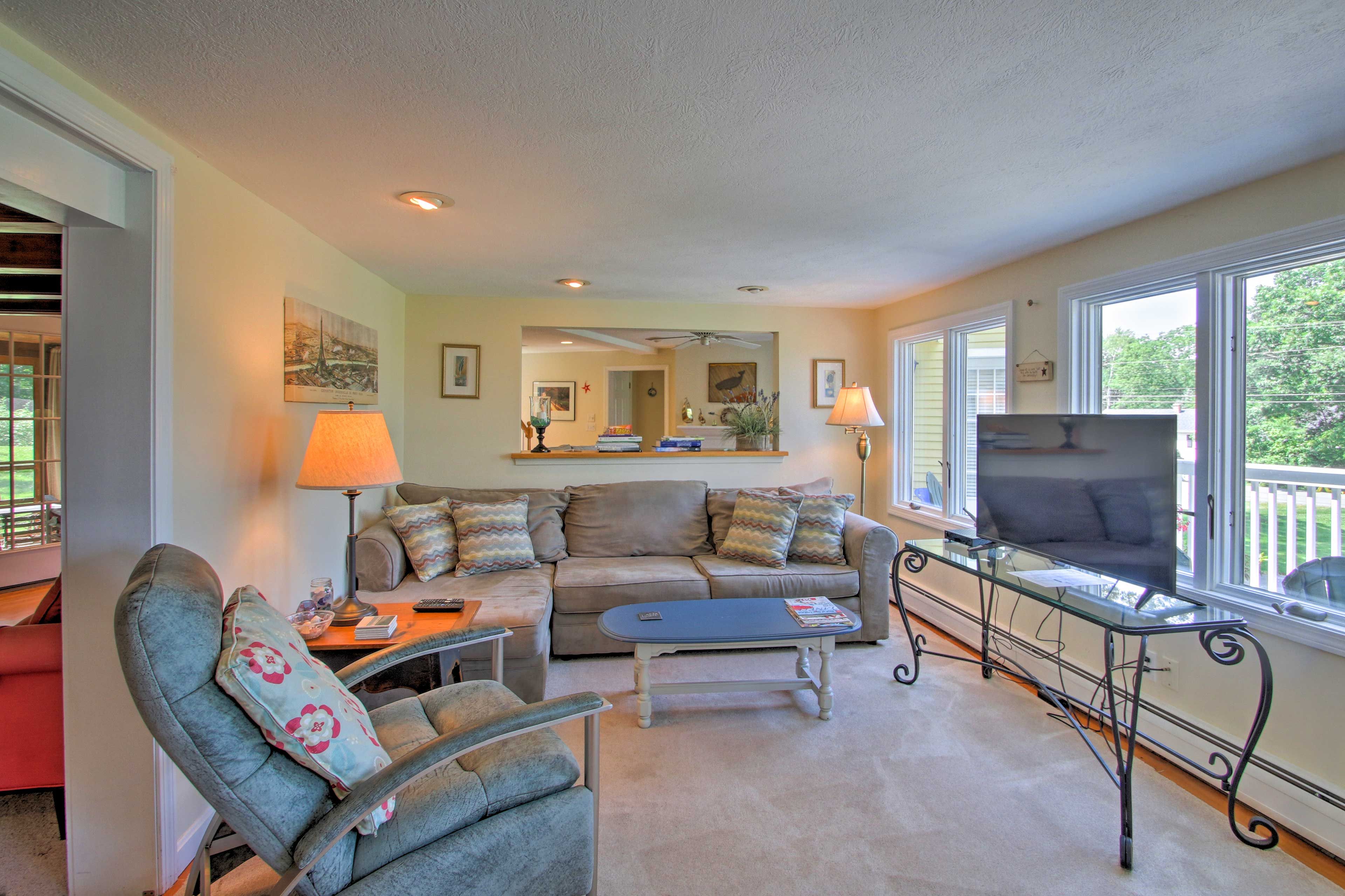 Make memories while enjoying movies on the flat-screen cable TV!
