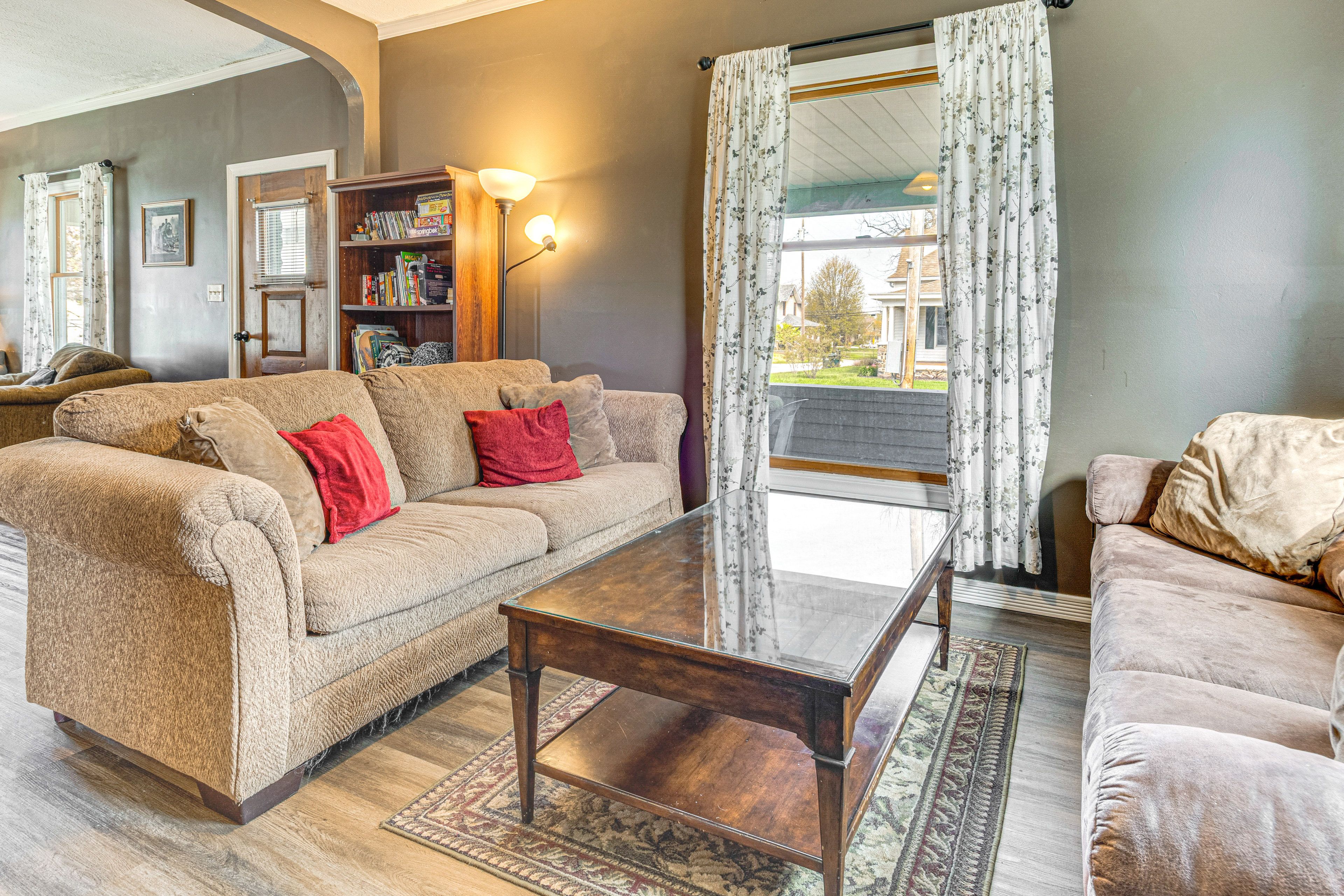 Living Room | Central A/C & Heating | Free WiFi