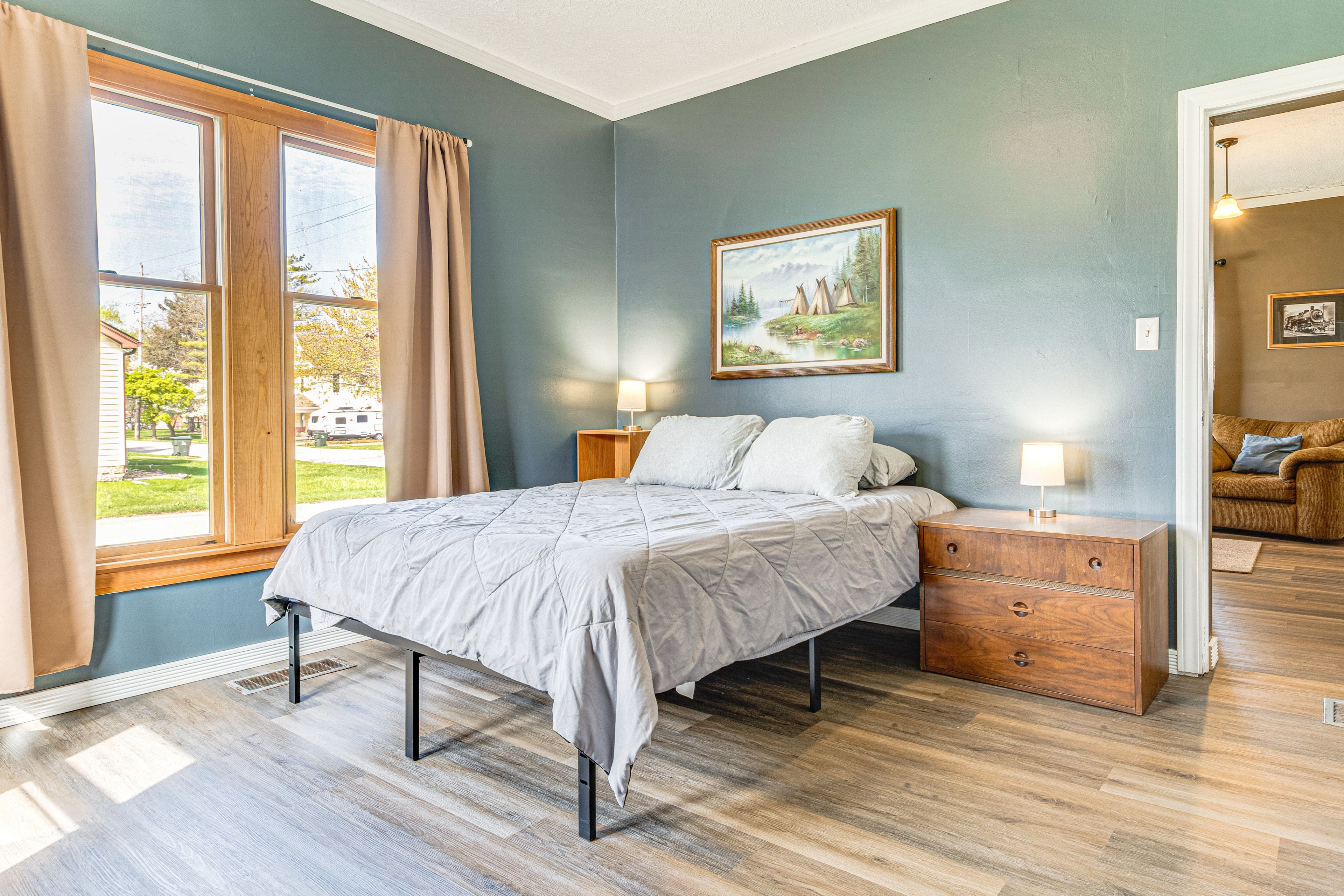 Bedroom 1 | Queen Bed