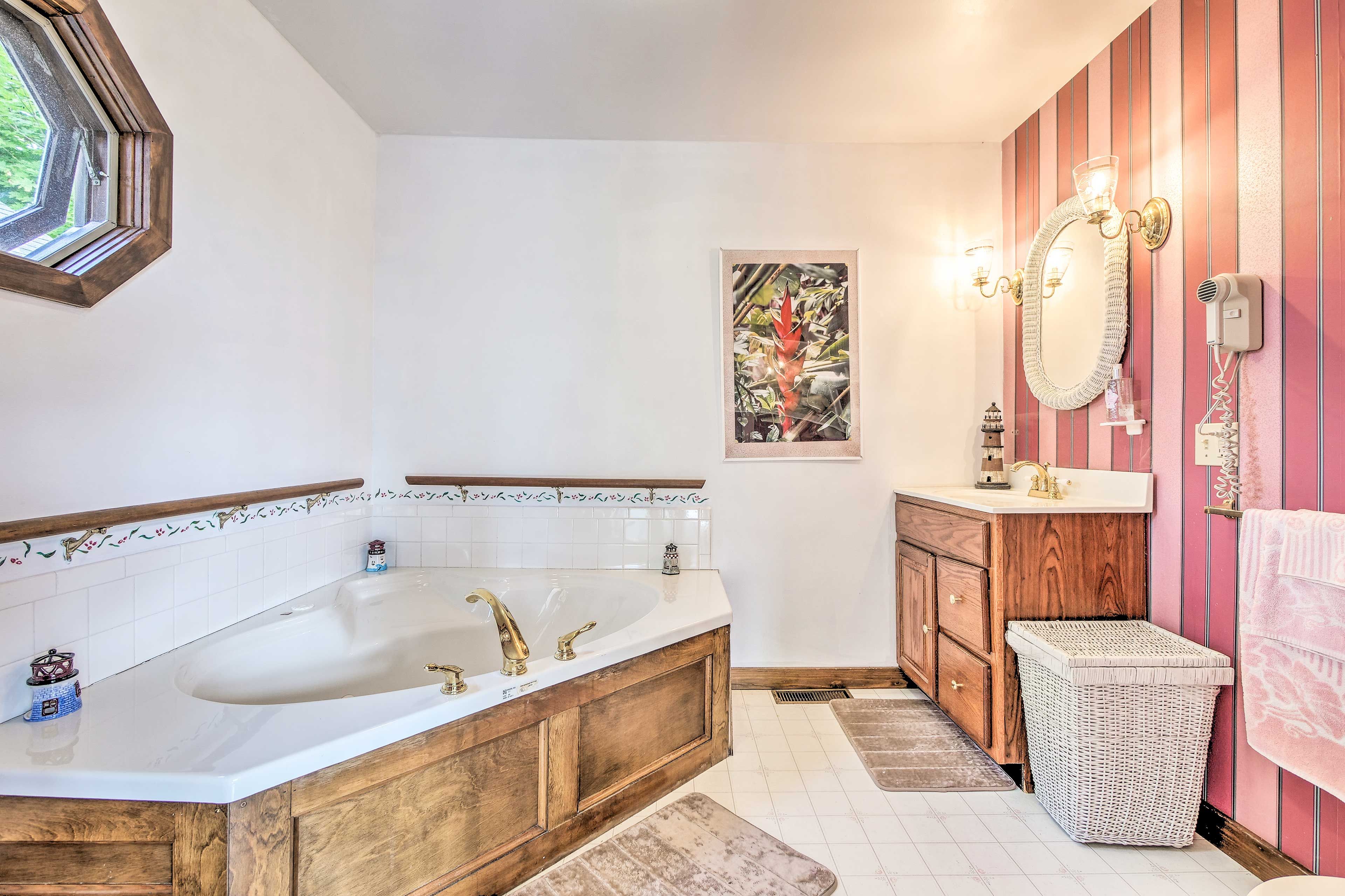 Full Bathroom | Linens & Towels | Bathtub