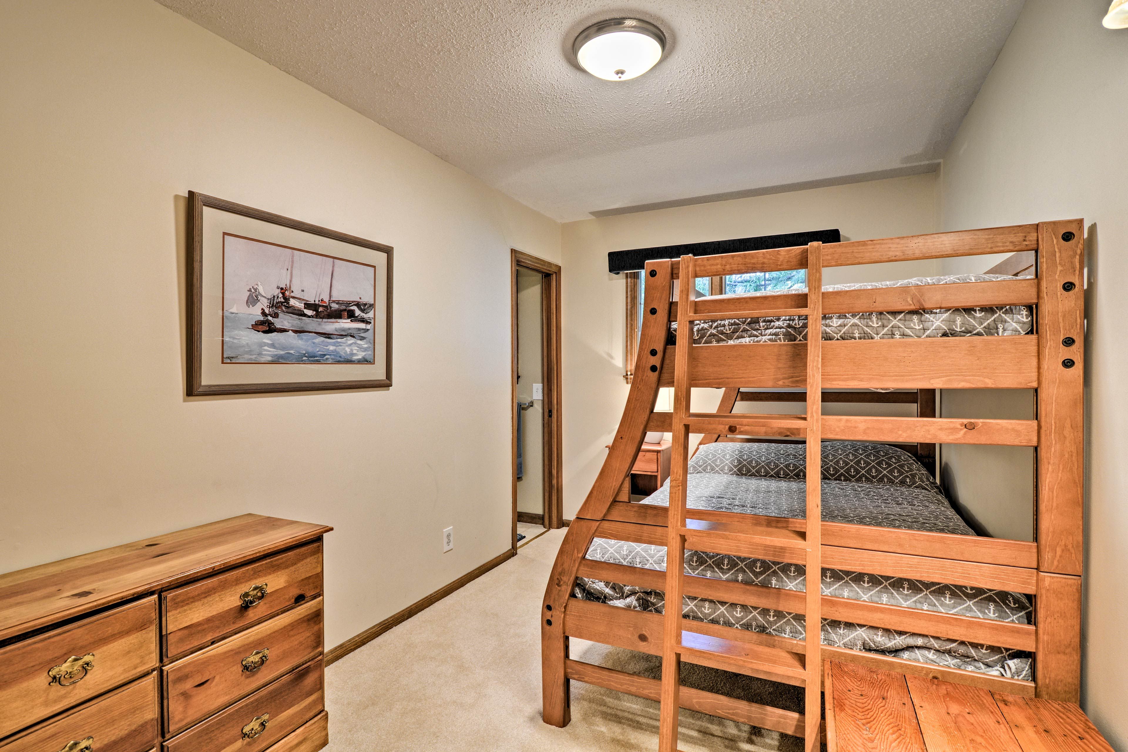 Bedroom 2 | Twin/Full Bunk Bed
