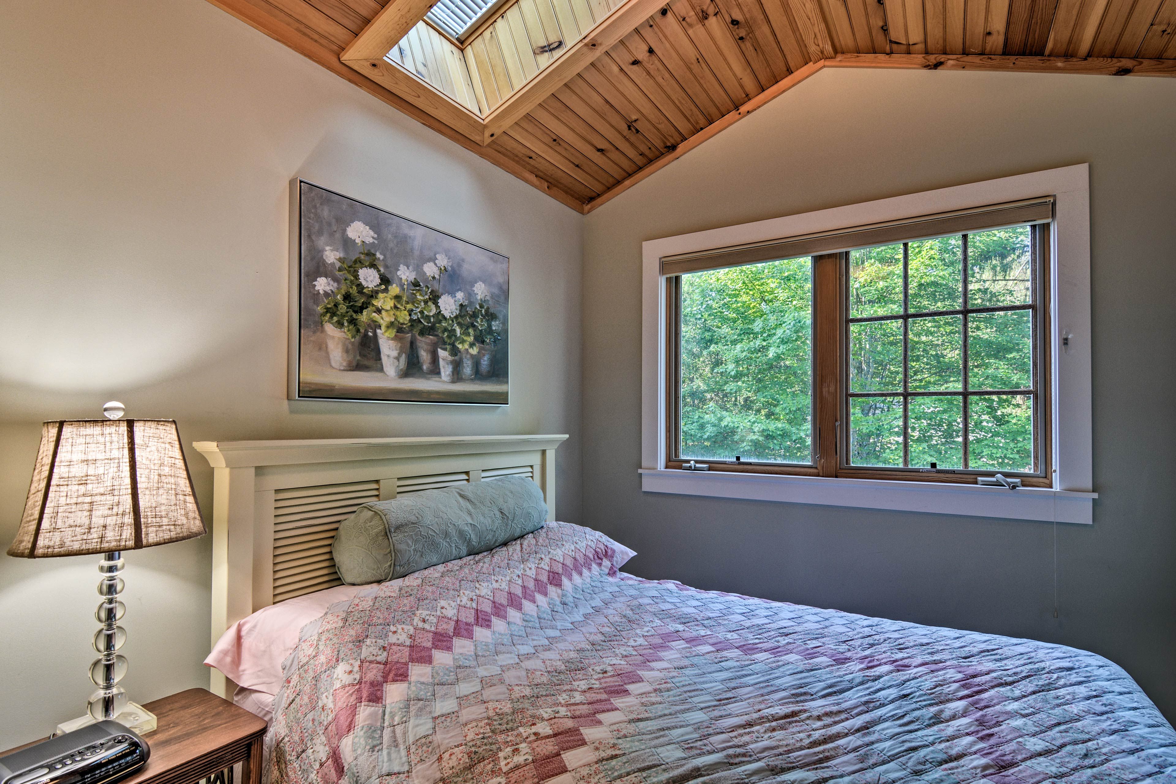 Bedroom 3 | Queen Bed